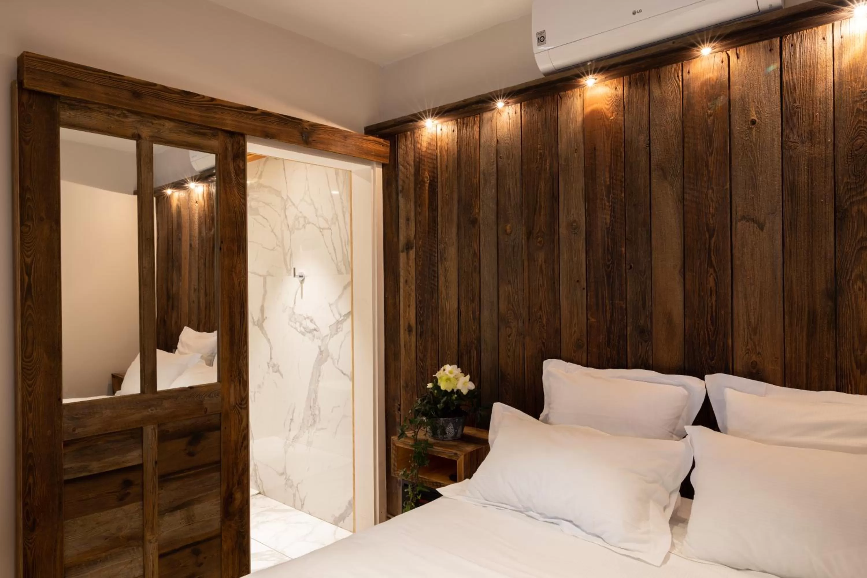 Bed in Hôtel La Garenne