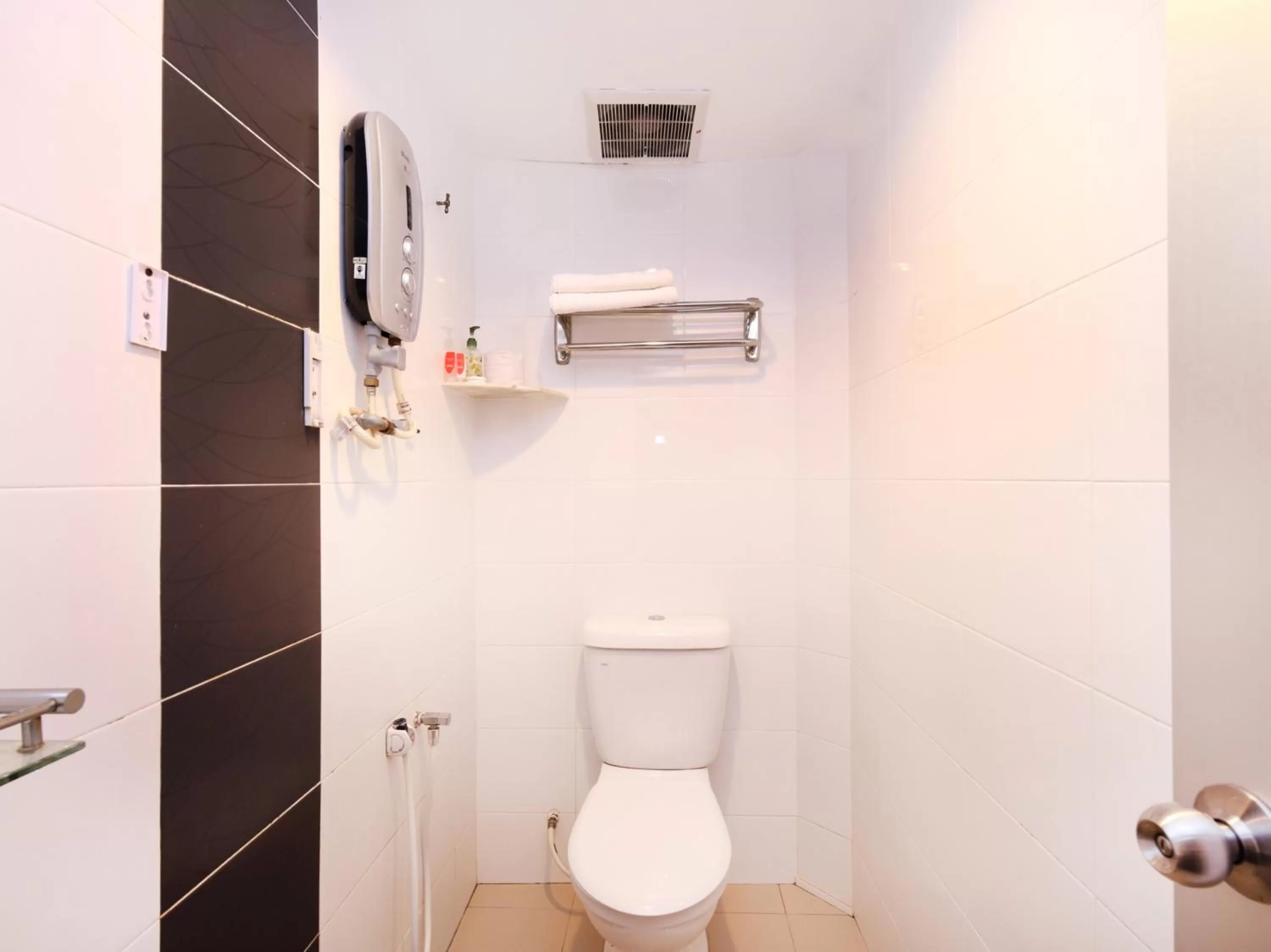 Bathroom in Super OYO 635 Seven Days Hotel