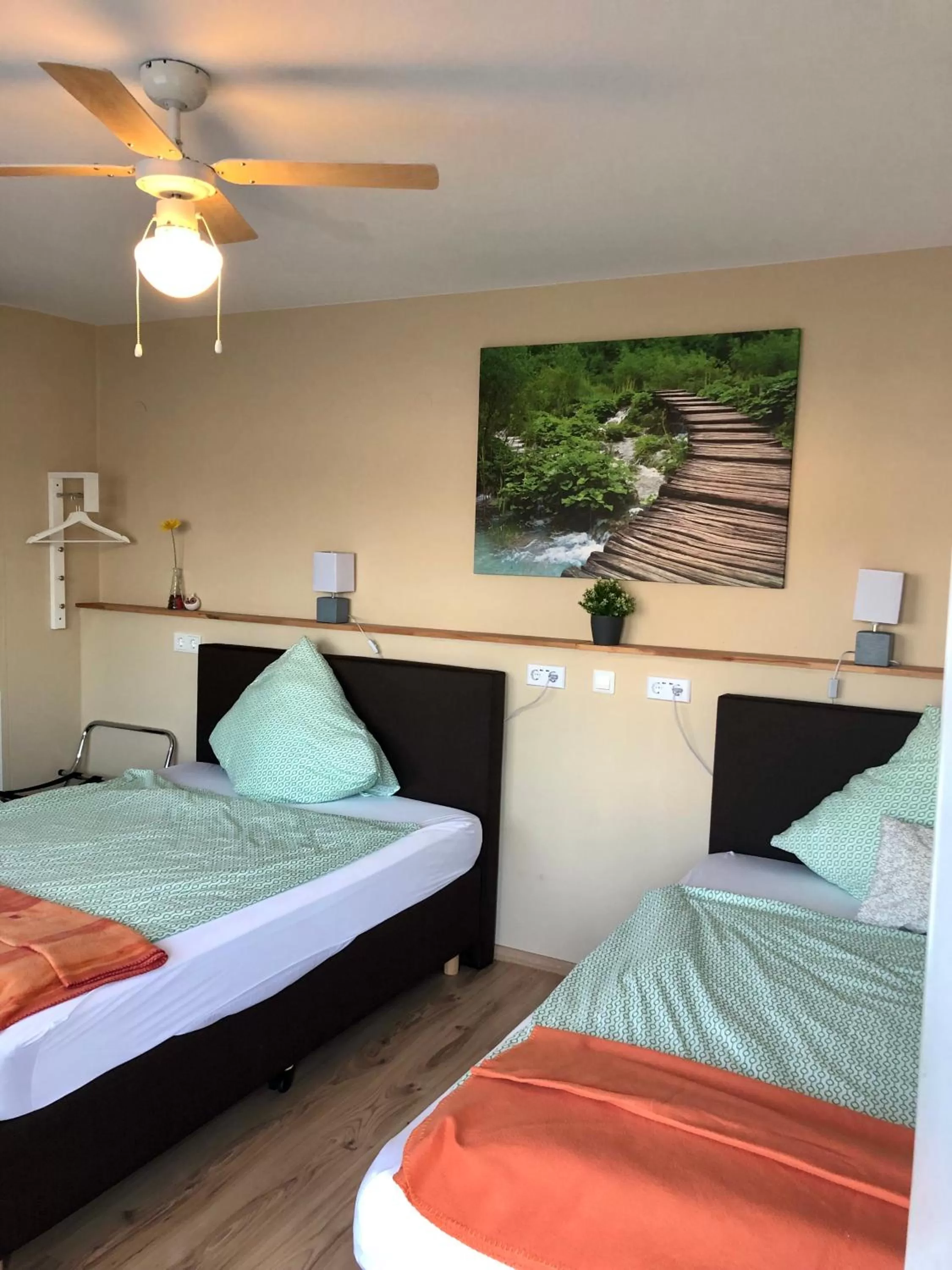 Bed in Kraft Hotel-Klimaanlage in jedem Zimmer, AC in each room!