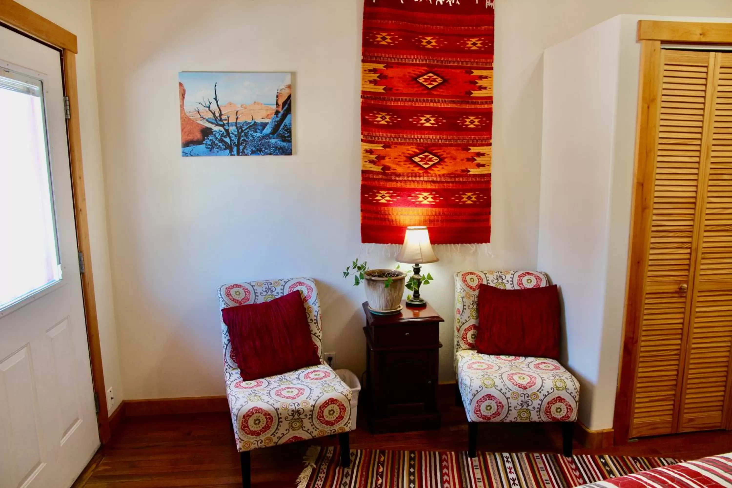 Seating area, Bed in Red Moon Lodge