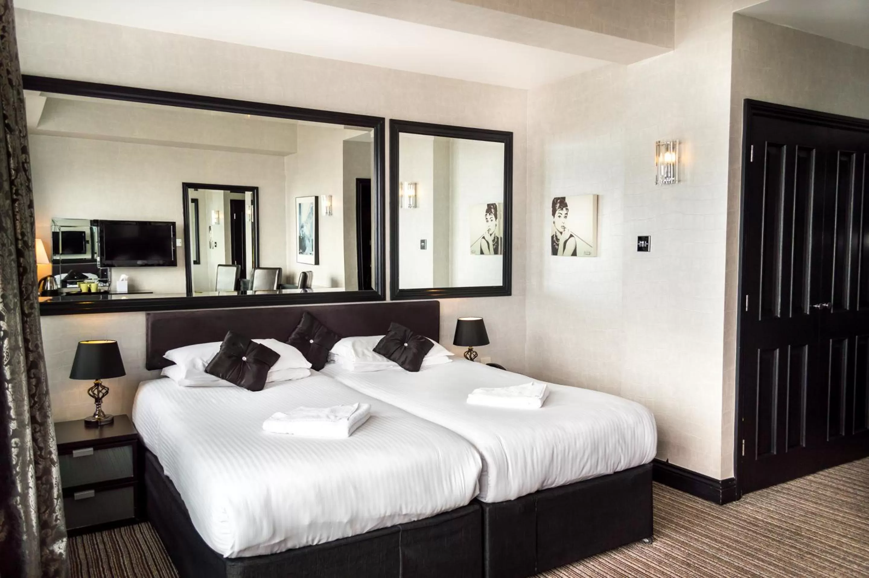 Bedroom, Bed in Suncliff Hotel - OCEANA COLLECTION