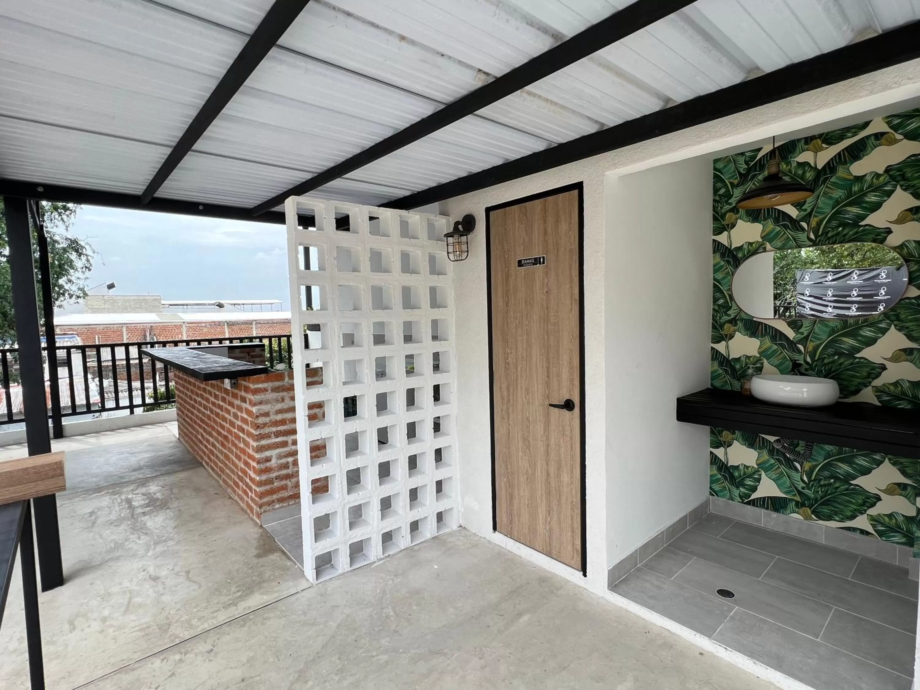 Restaurant/places to eat in HOTEL 9.5 SAN FERNANDO