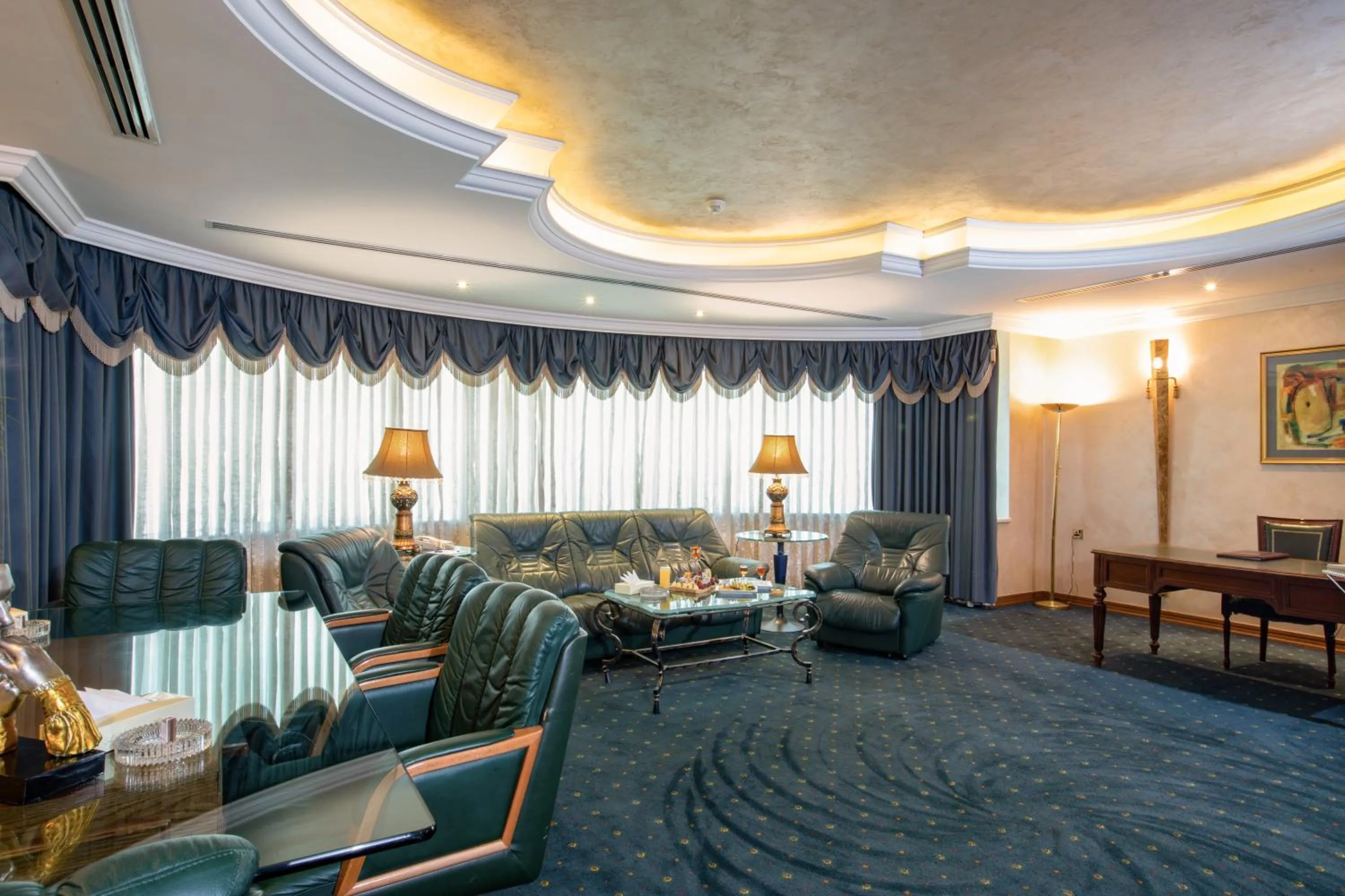 Living room in Bristol Hotel