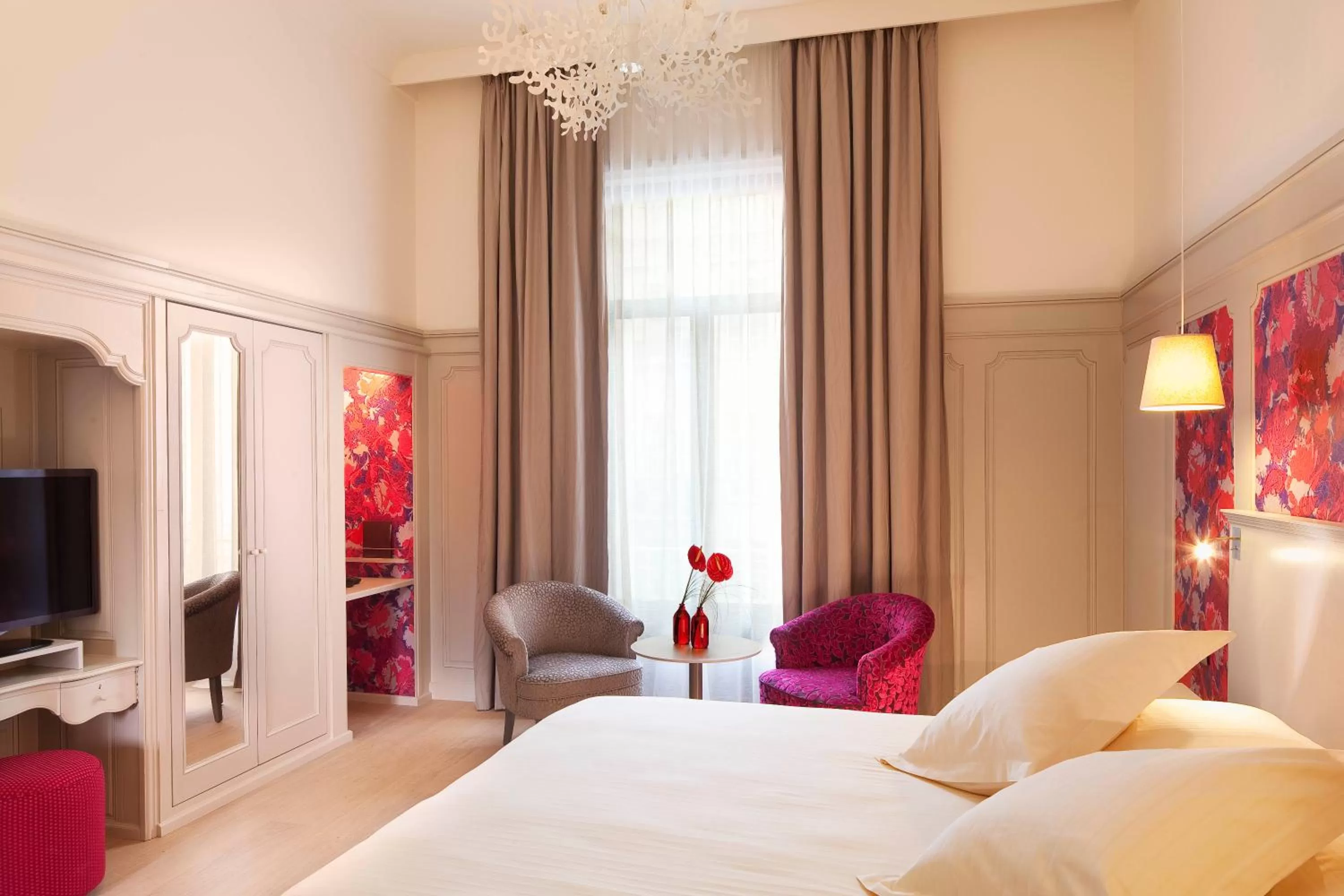 TV and multimedia, Bed in Hôtel & SPA Oceania L'Univers Tours