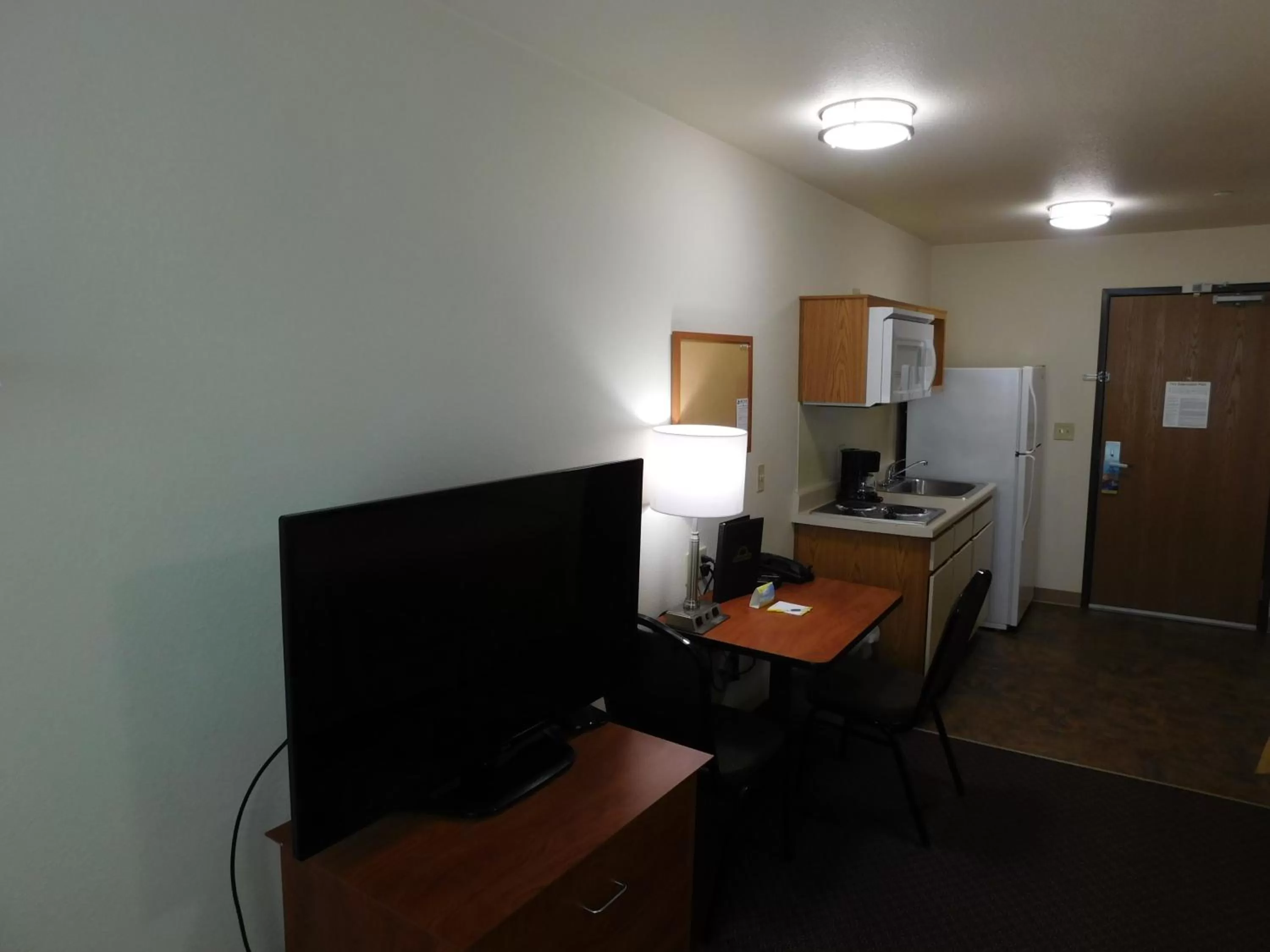 TV and multimedia in Days Inn & Suites by Wyndham Rochester South