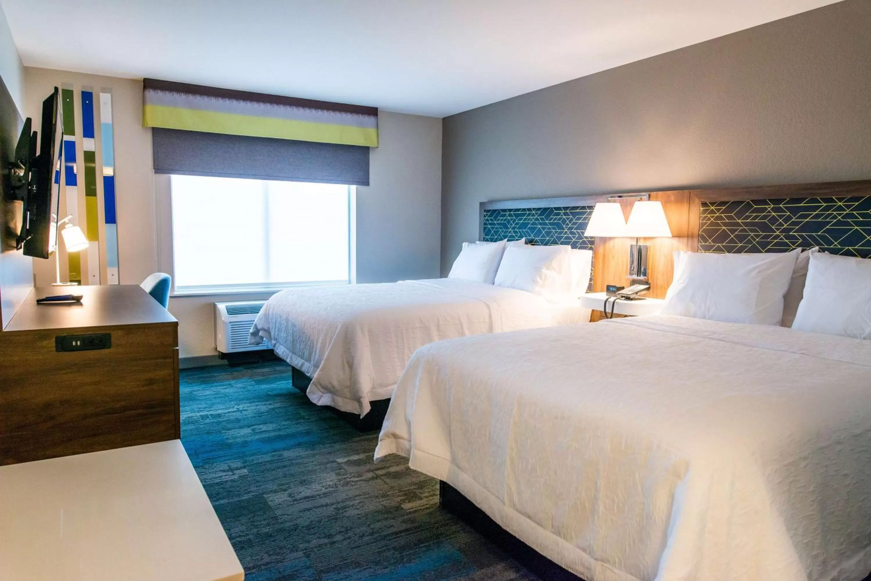 Bed in Hampton Inn Paris IL, IL