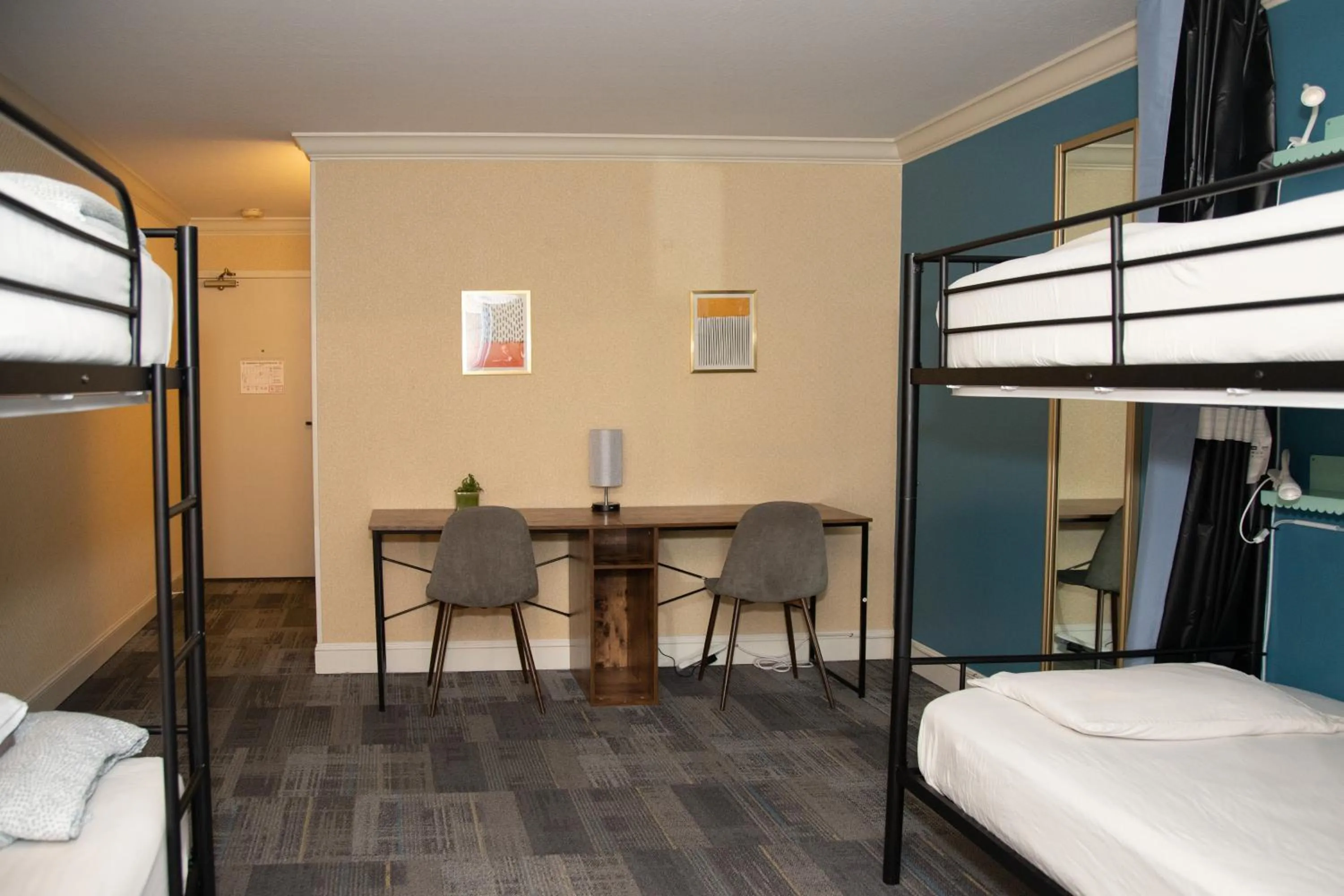 Seating area, Bed in Samesun San Francisco