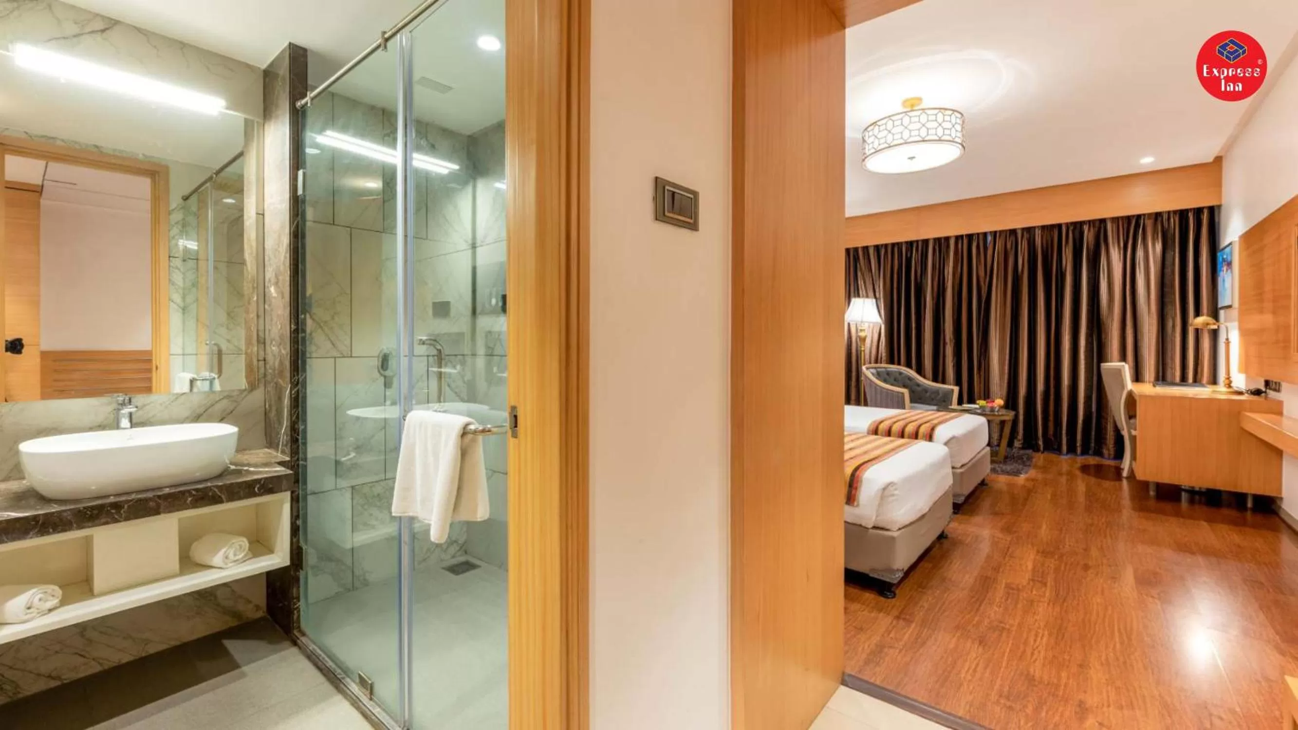 Shower, Bed in Express Inn The Business Luxury Hotel