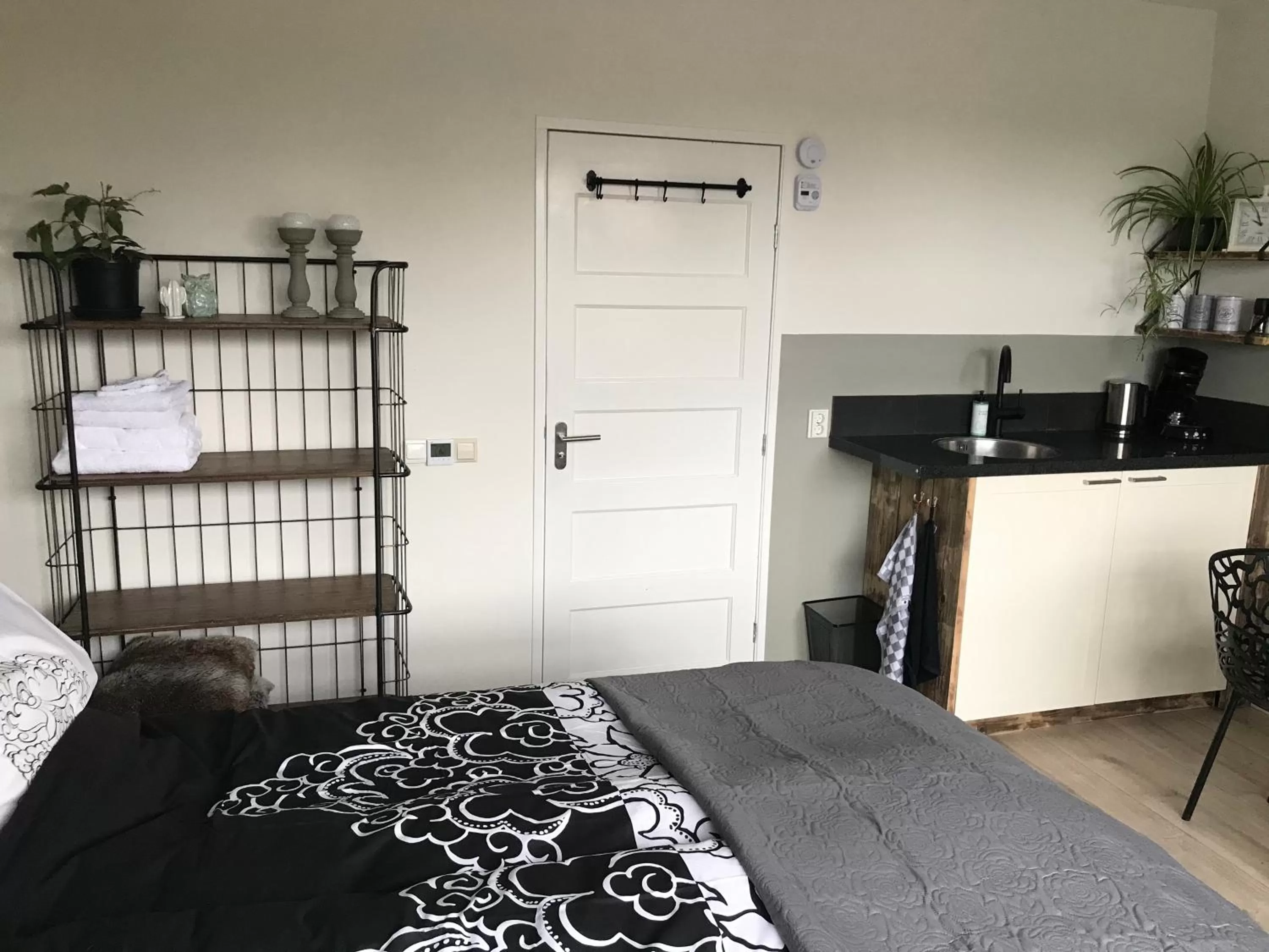 Photo of the whole room in Flowerbed