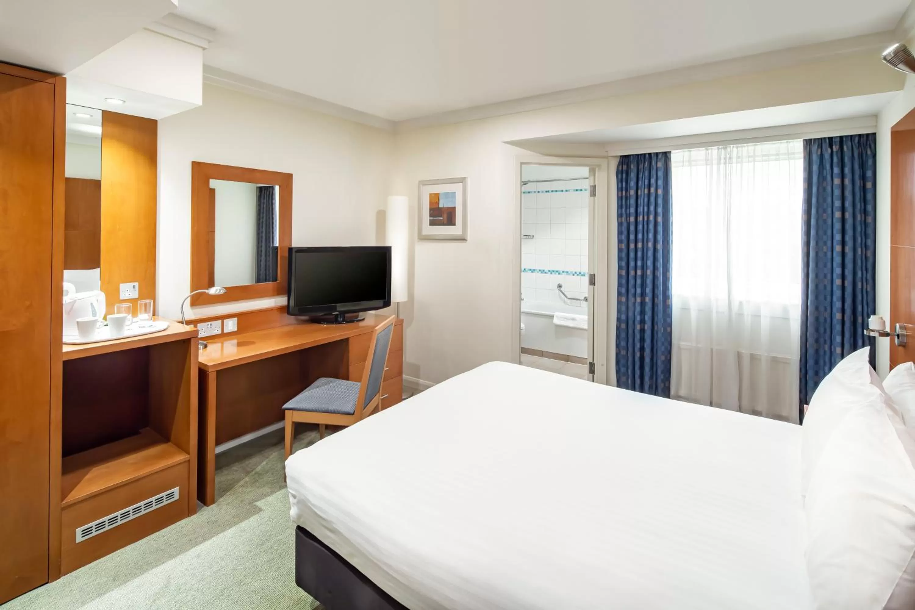 Bedroom, Bed in Holiday Inn Basingstoke by IHG