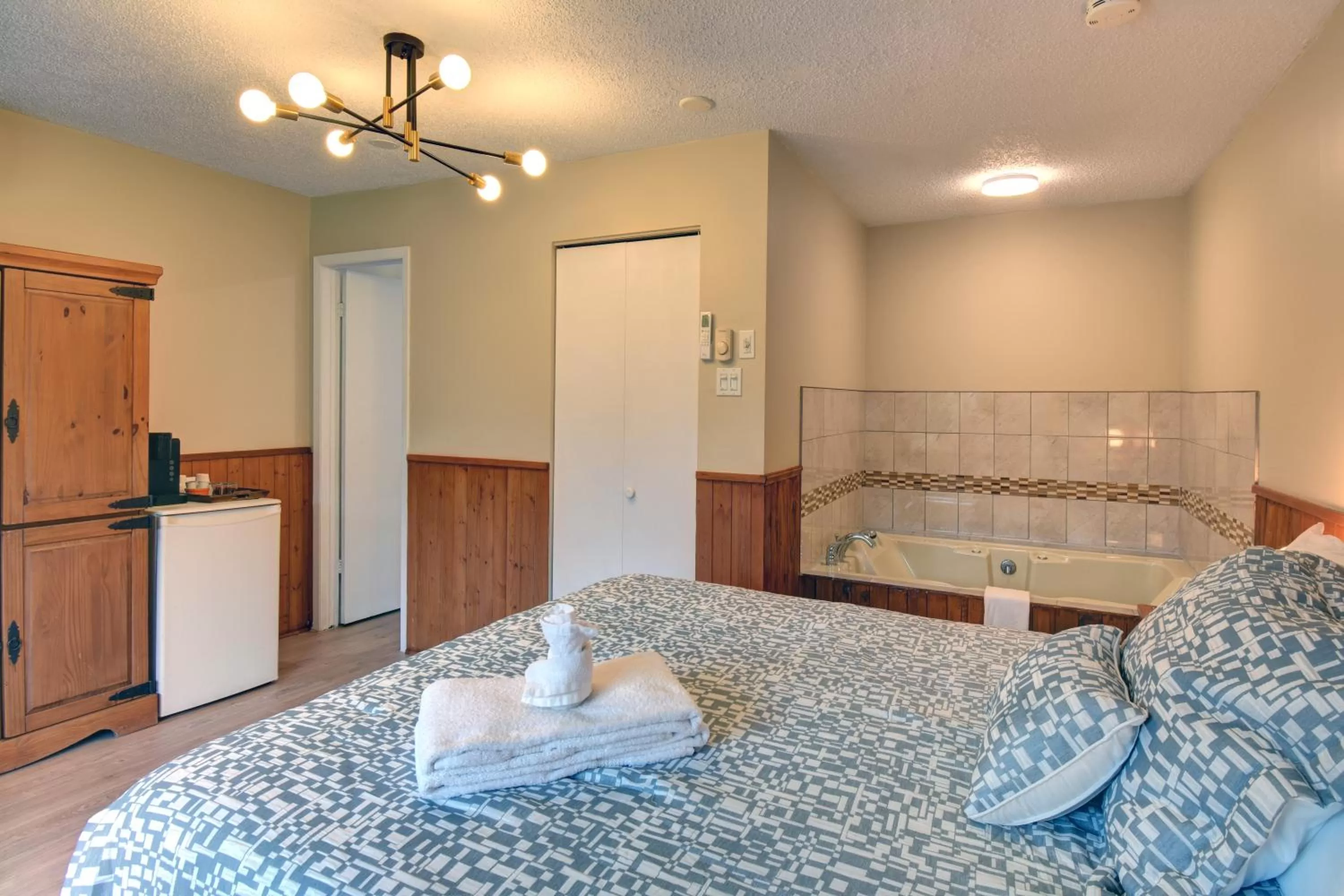 Bed in Hotel Le Petit Lac Sainte-Adèle