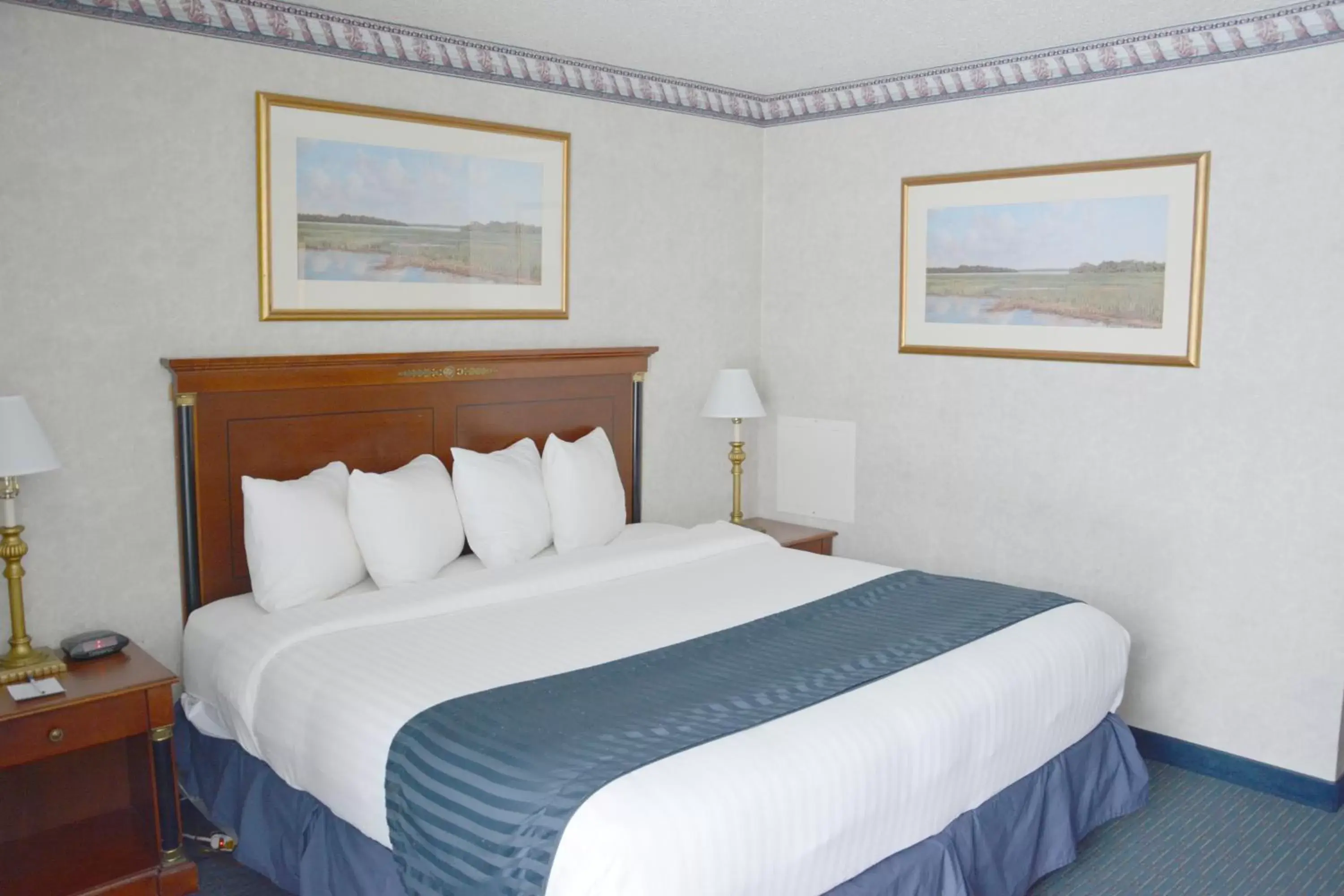 King Room - Non-Smoking in Travelodge by Wyndham Milwaukee King Room - Non-Smoking in Travelodge by Wyndham Milwaukee