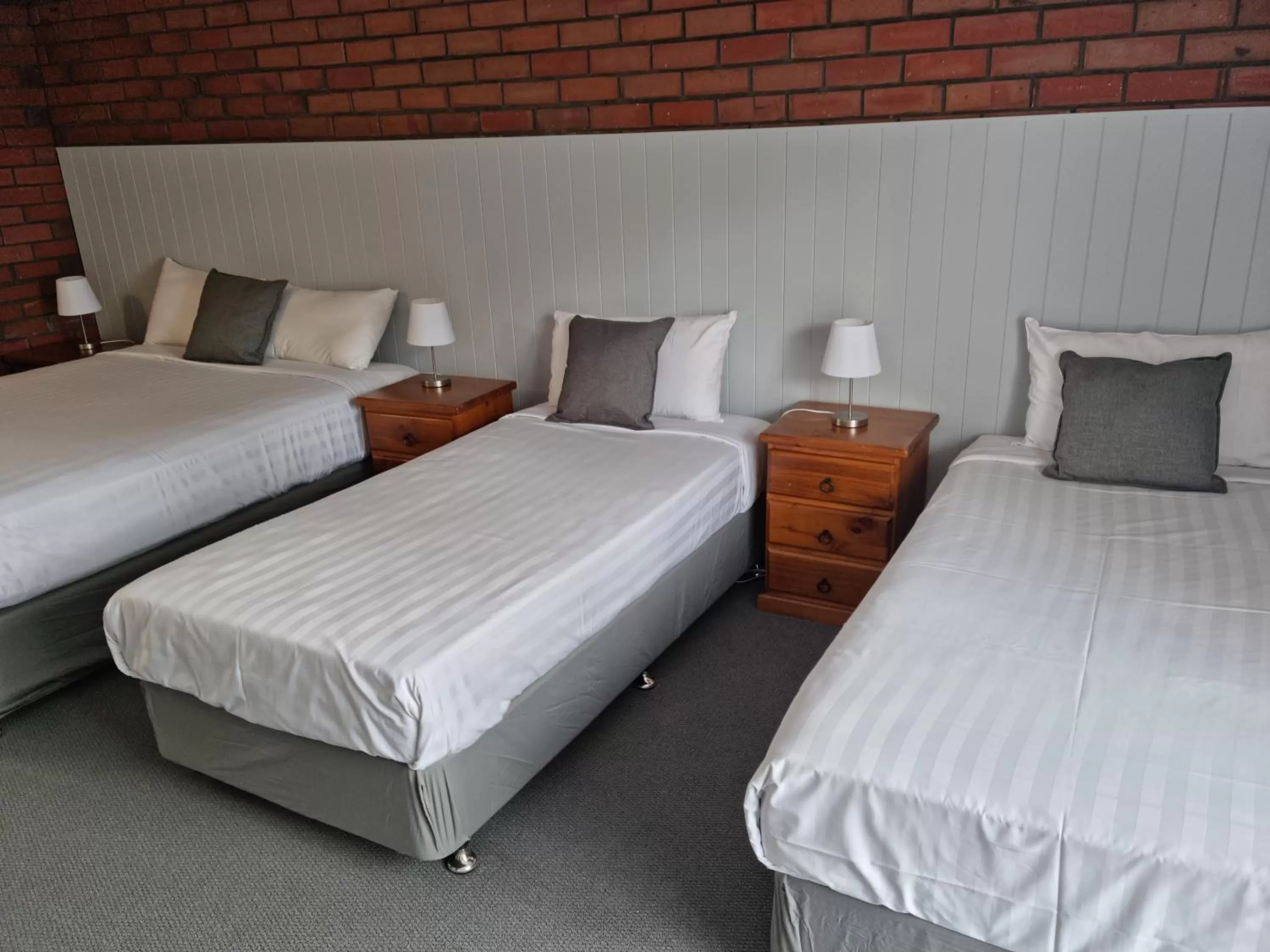 Bed in Mid City Plantation Motel