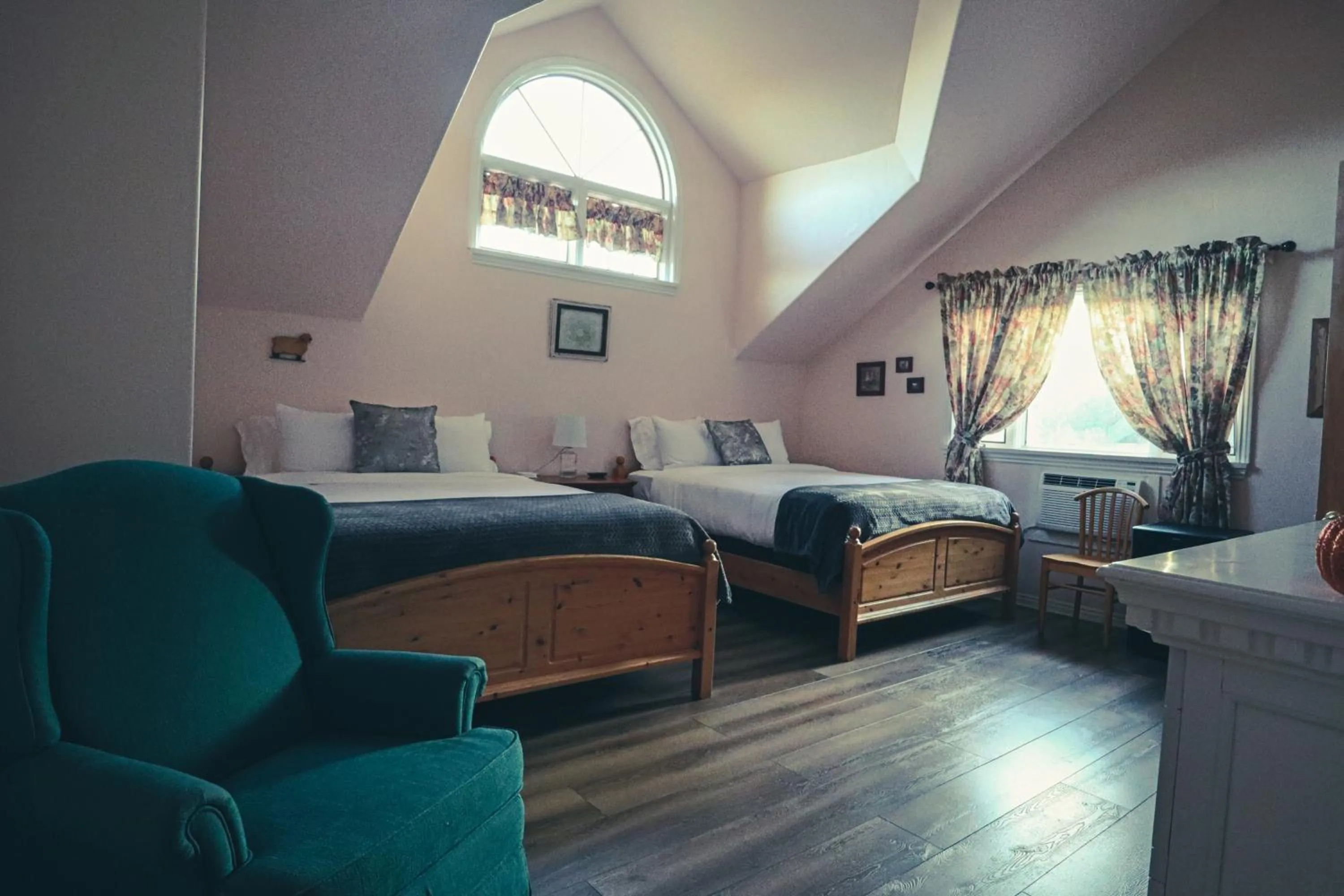 Bedroom, Bed in Tucker Peak Lodge