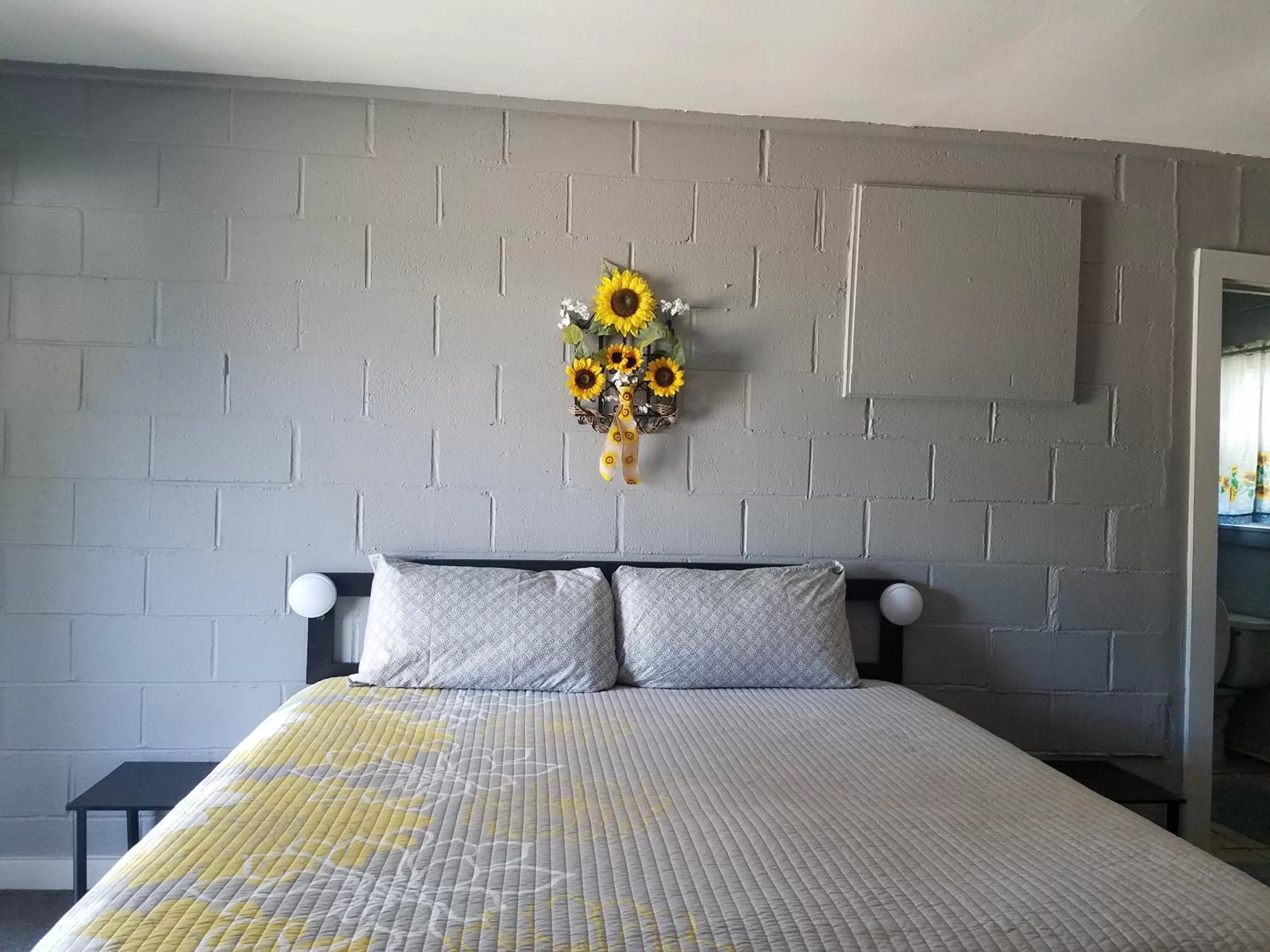 Decorative detail, Bed in Canton Motel