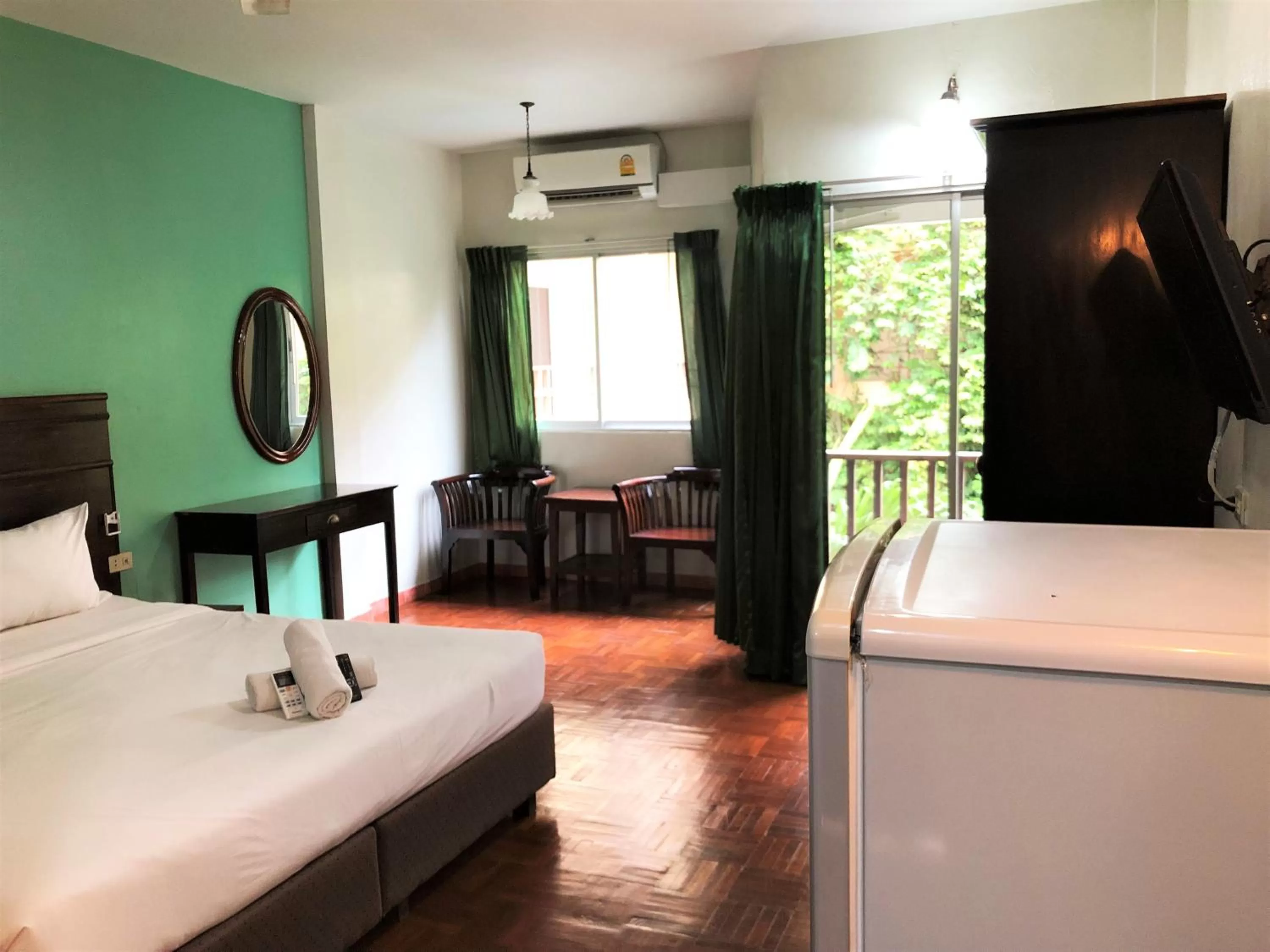 Photo of the whole room, Bed in Sutus Court 2