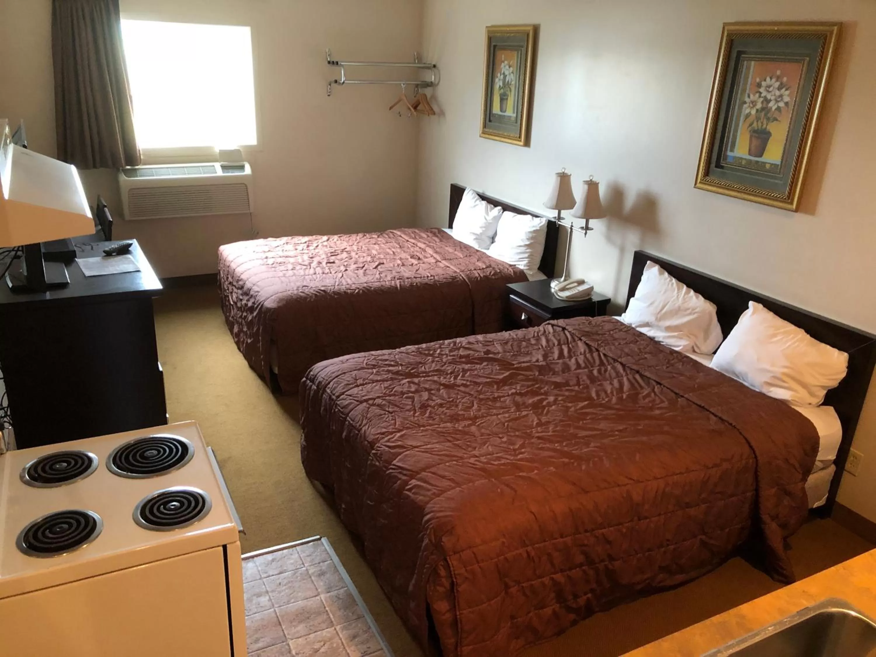 Bed in Travel Inn & Suites