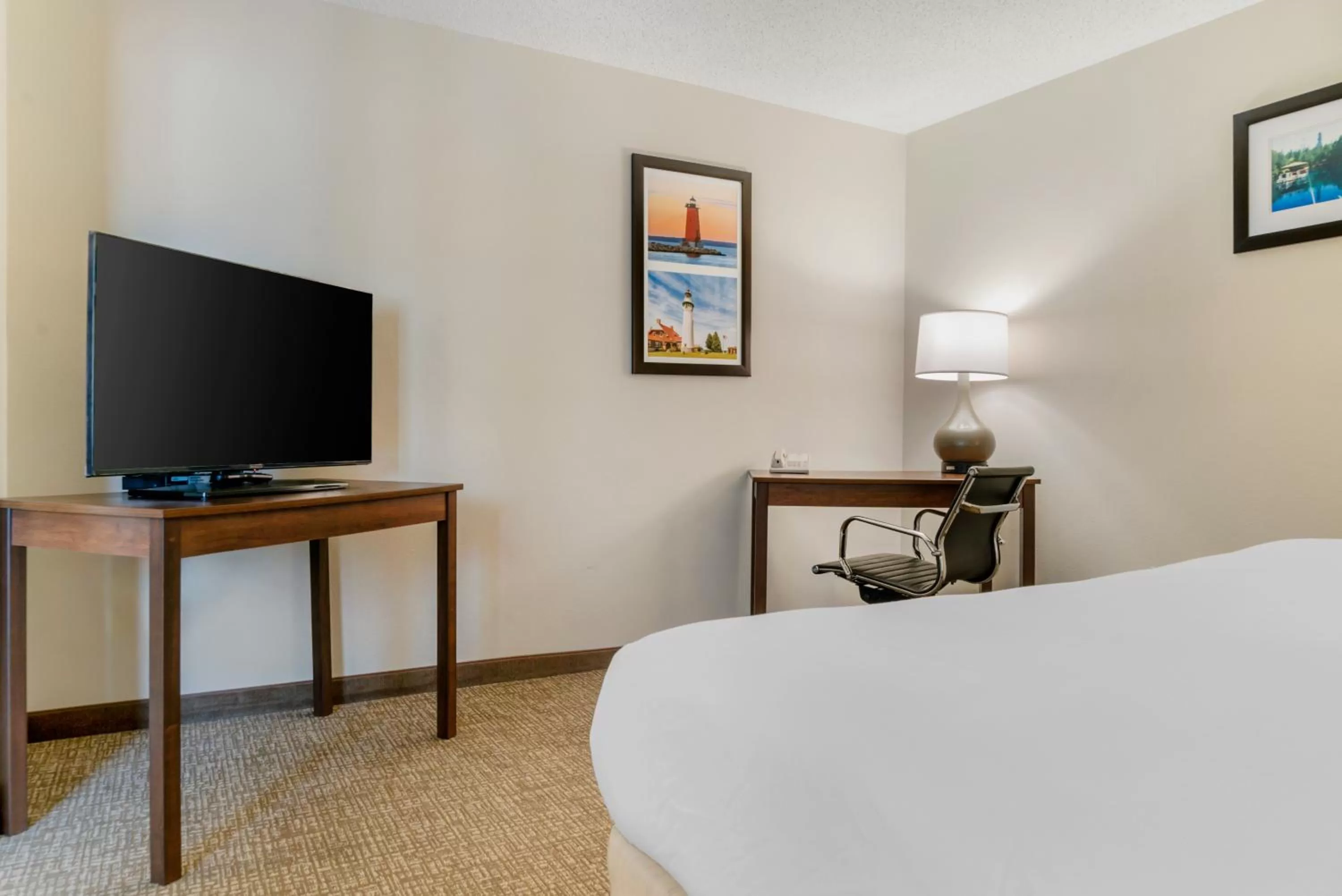 TV and multimedia, Bed in Comfort Inn Manistique