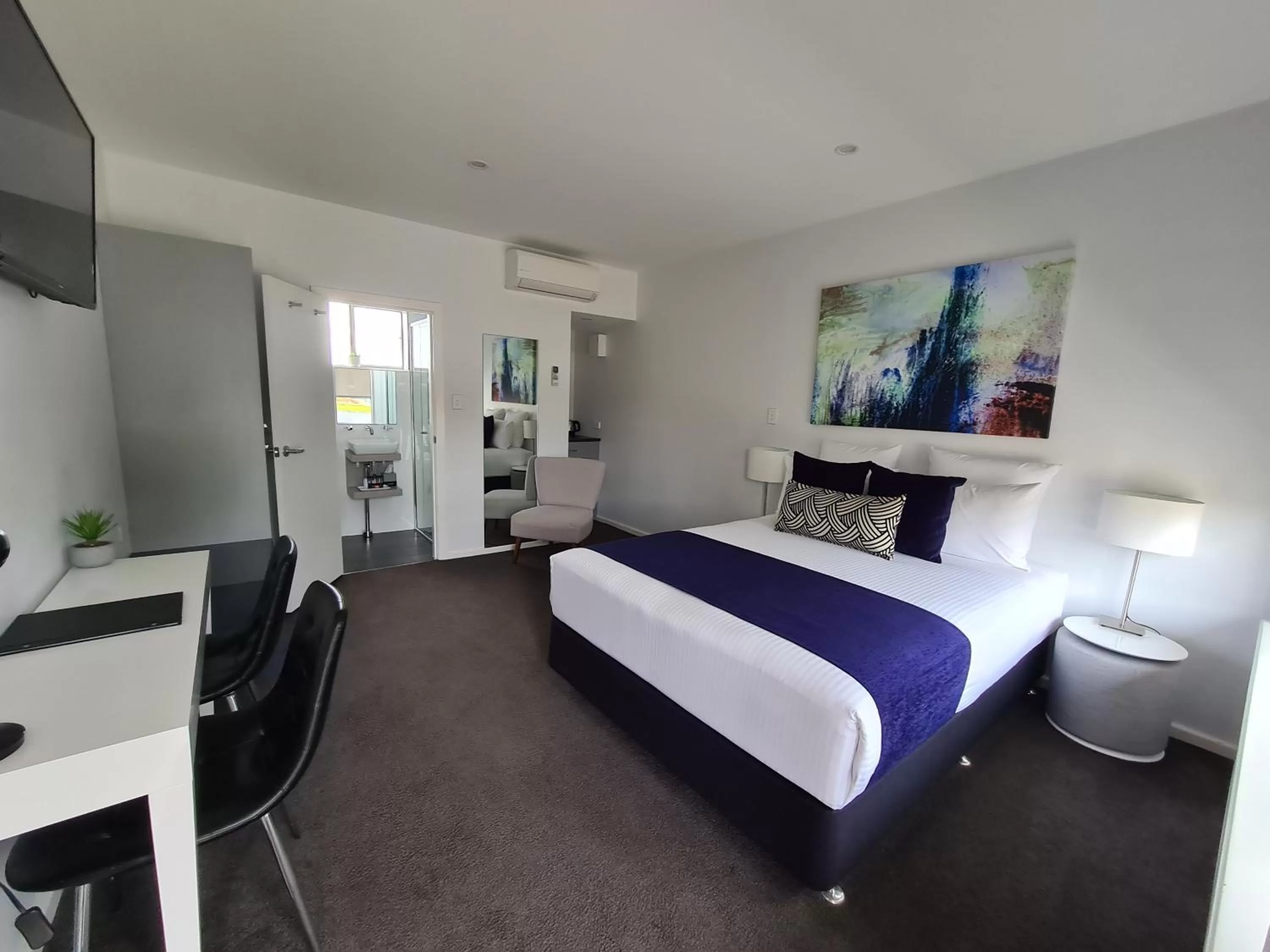 Bed in The Avenue Inn