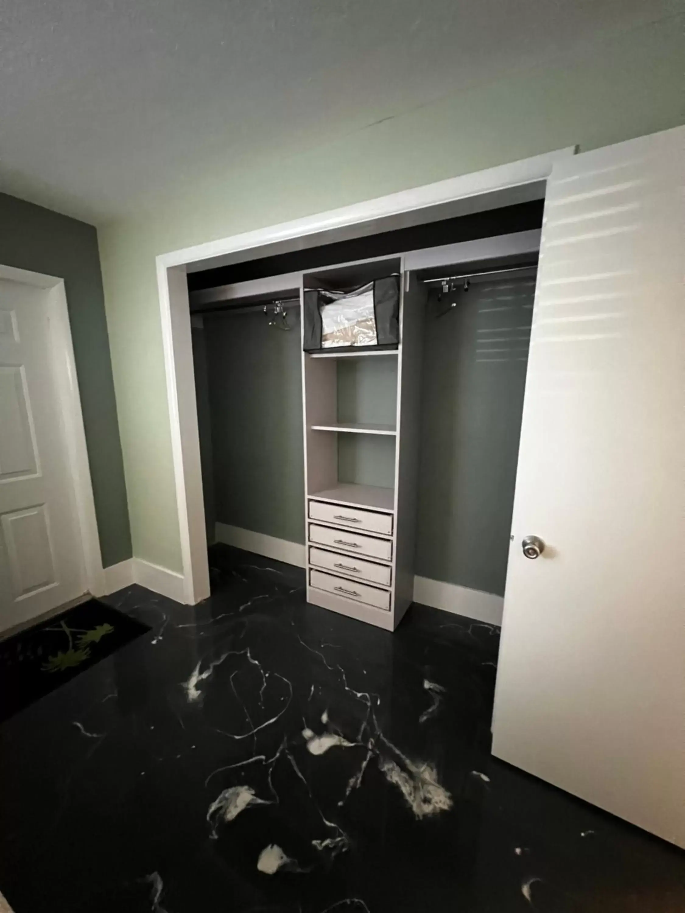 Apartment with Pool View in Breezy Palms Resort Apartment with Pool View in Breezy Palms Resort