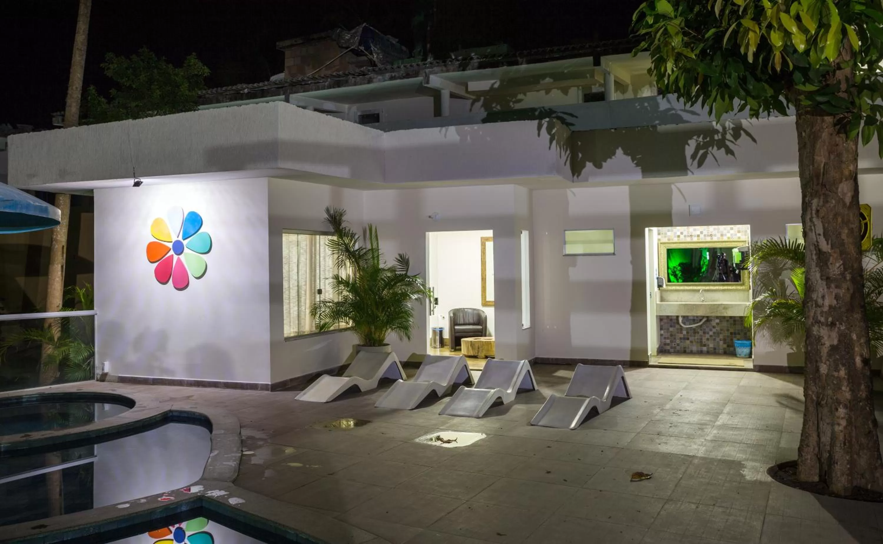 Night in Floral Inn Family