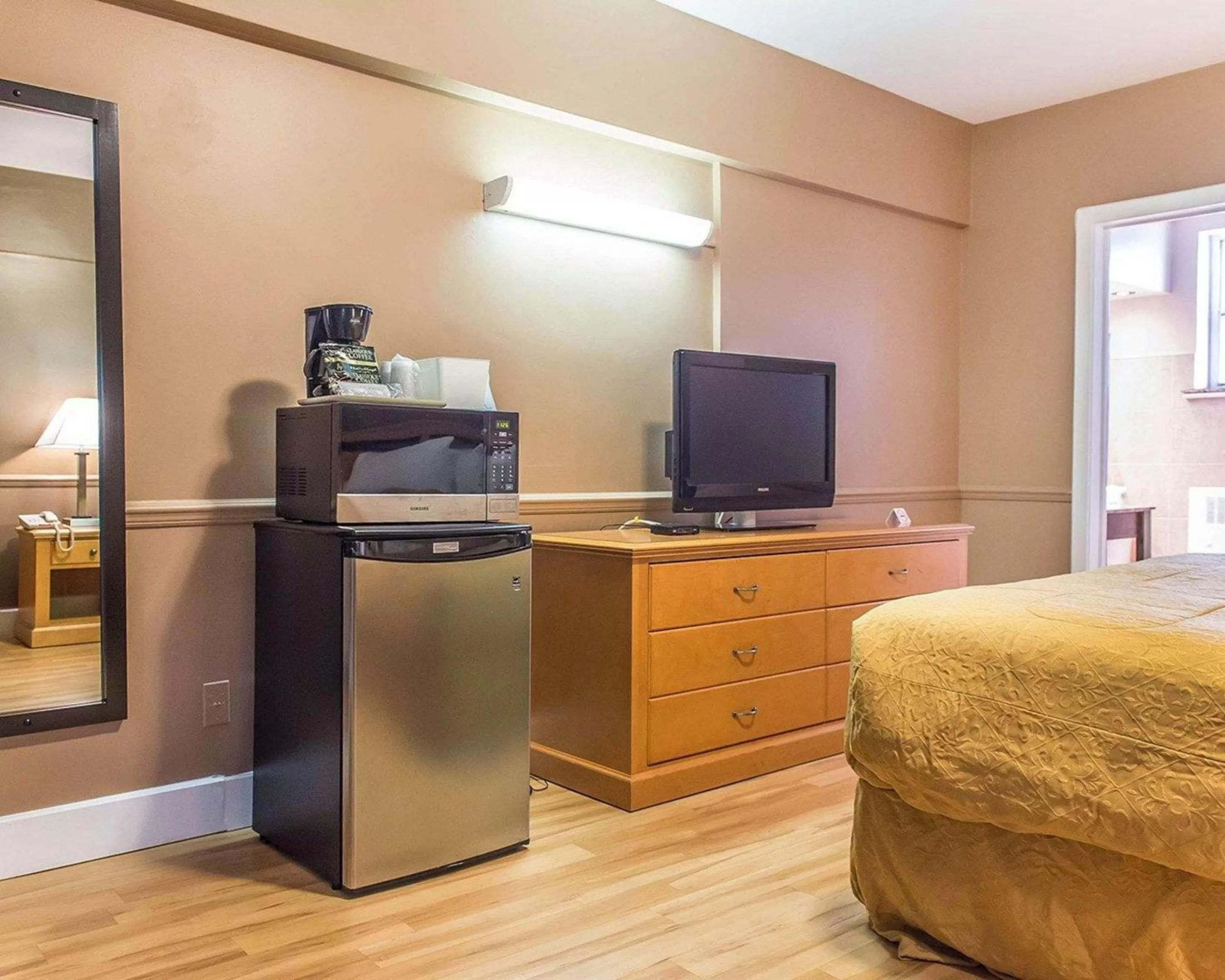 Photo of the whole room, Bed in Econo Lodge Downtown