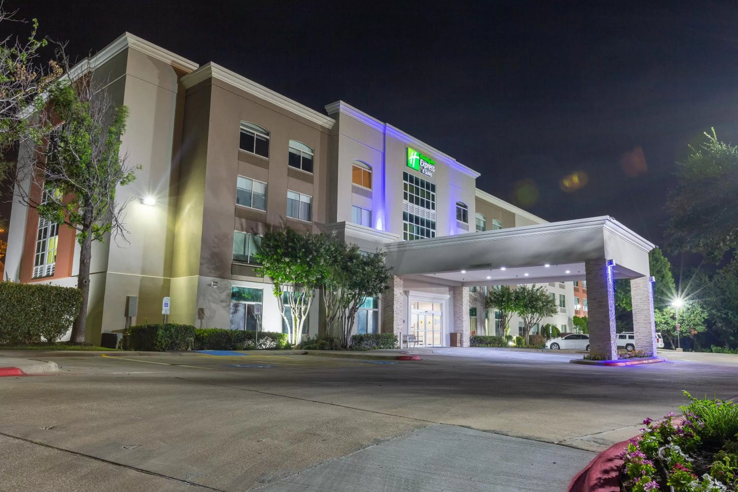 Facade/entrance in Holiday Inn Express & Suites Arlington North – Stadium Area by IHG
