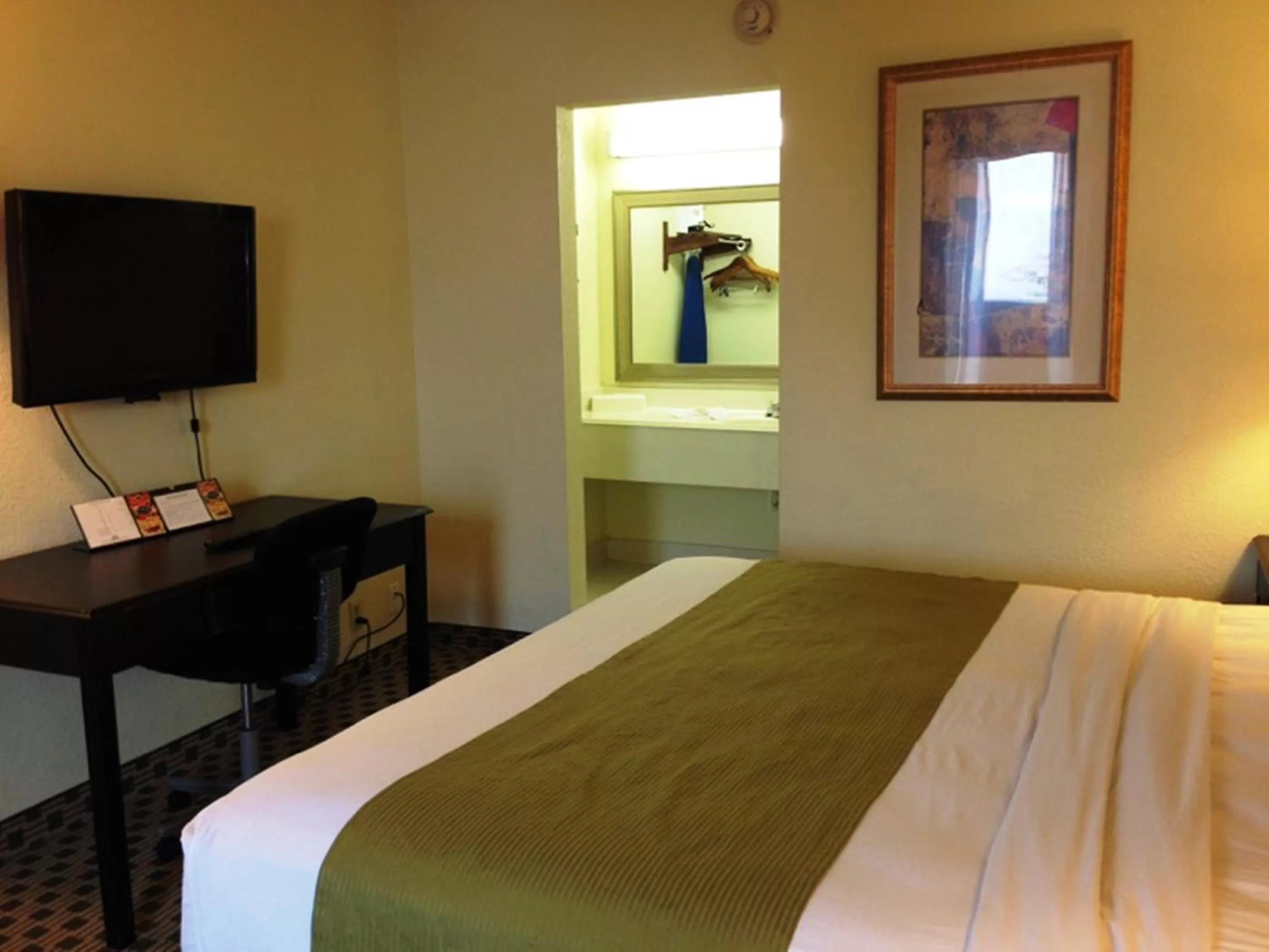 Queen Room - Non-Smoking in Days Inn by Wyndham Irving Grapevine DFW Airport North
