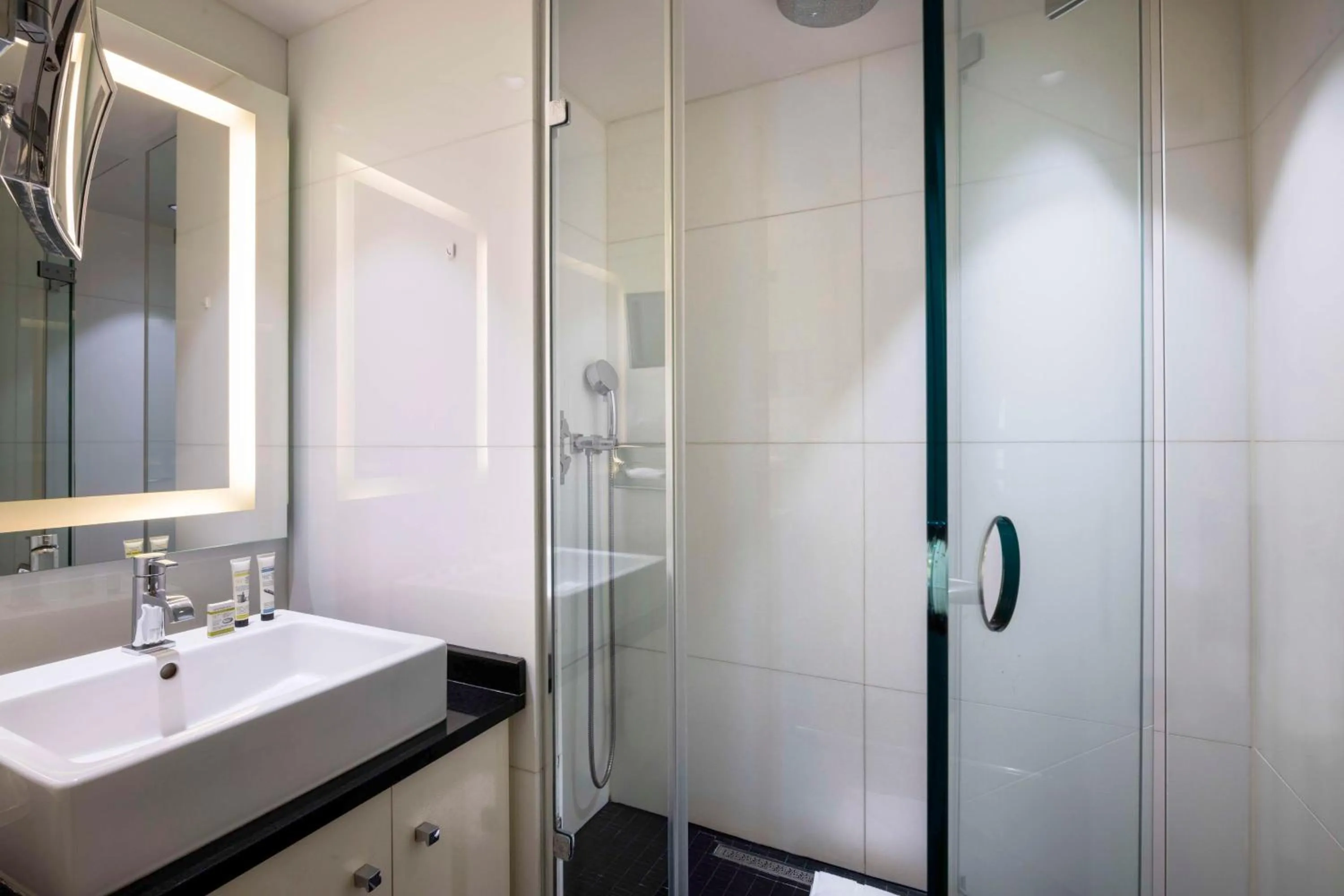 Bathroom in Best Western Bretagne Montparnasse