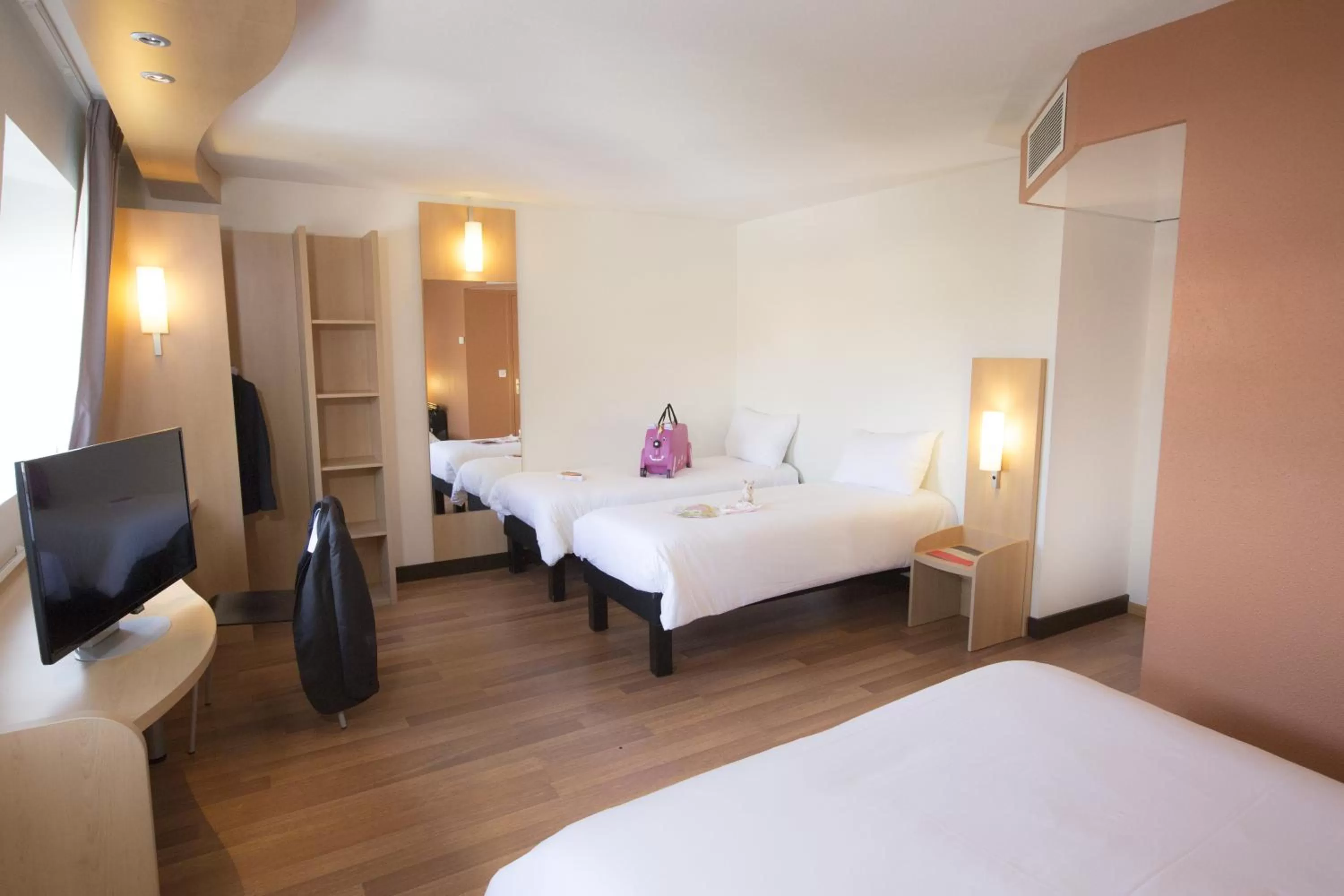 Bedroom, Bed in ibis Lille Lomme Centre