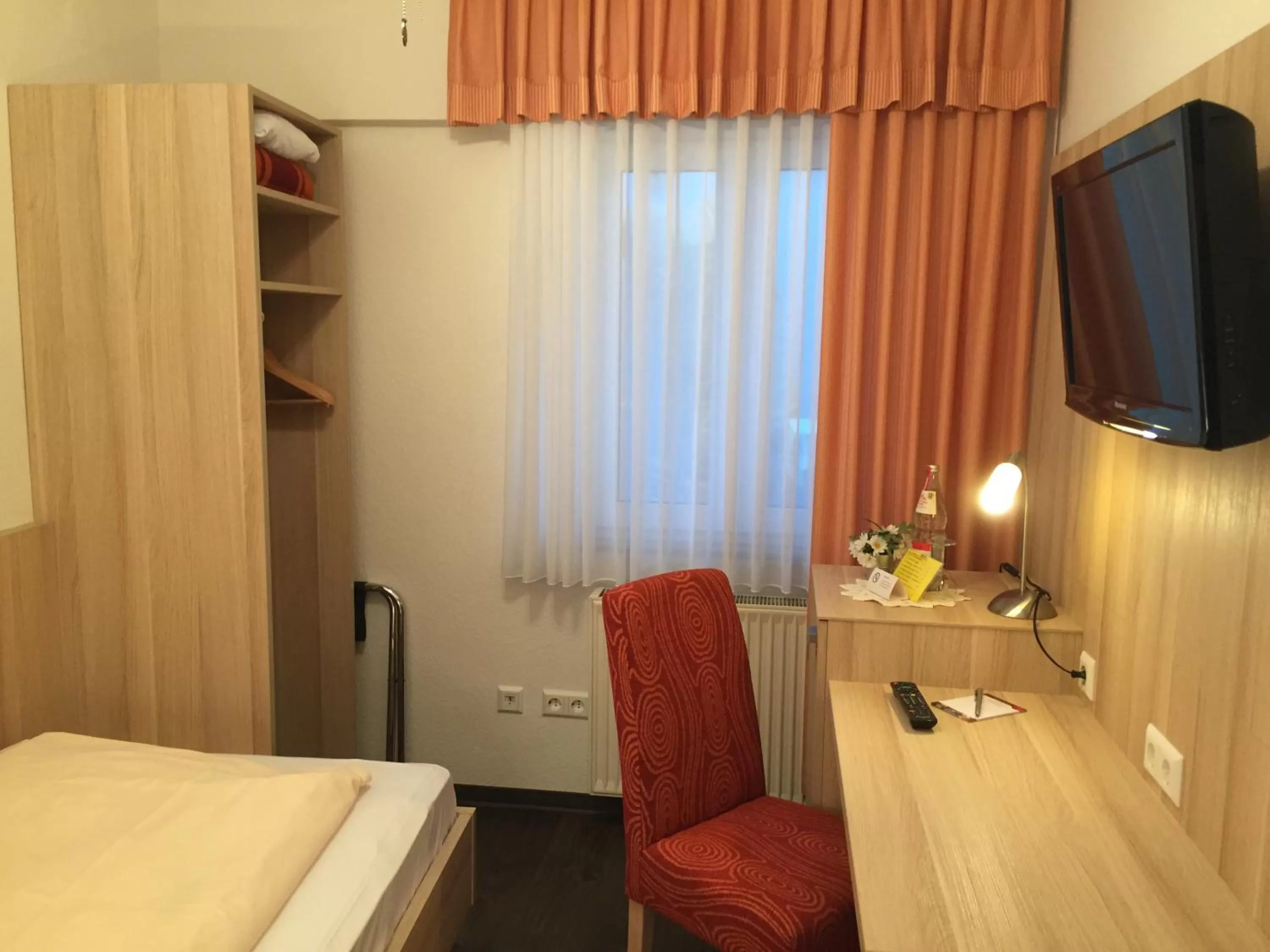 Photo of the whole room, Bed in Hotel Rose Heidelberg inklusive Frühstück, Saunanutzung und Parkplätze nach Verfügbarkeit