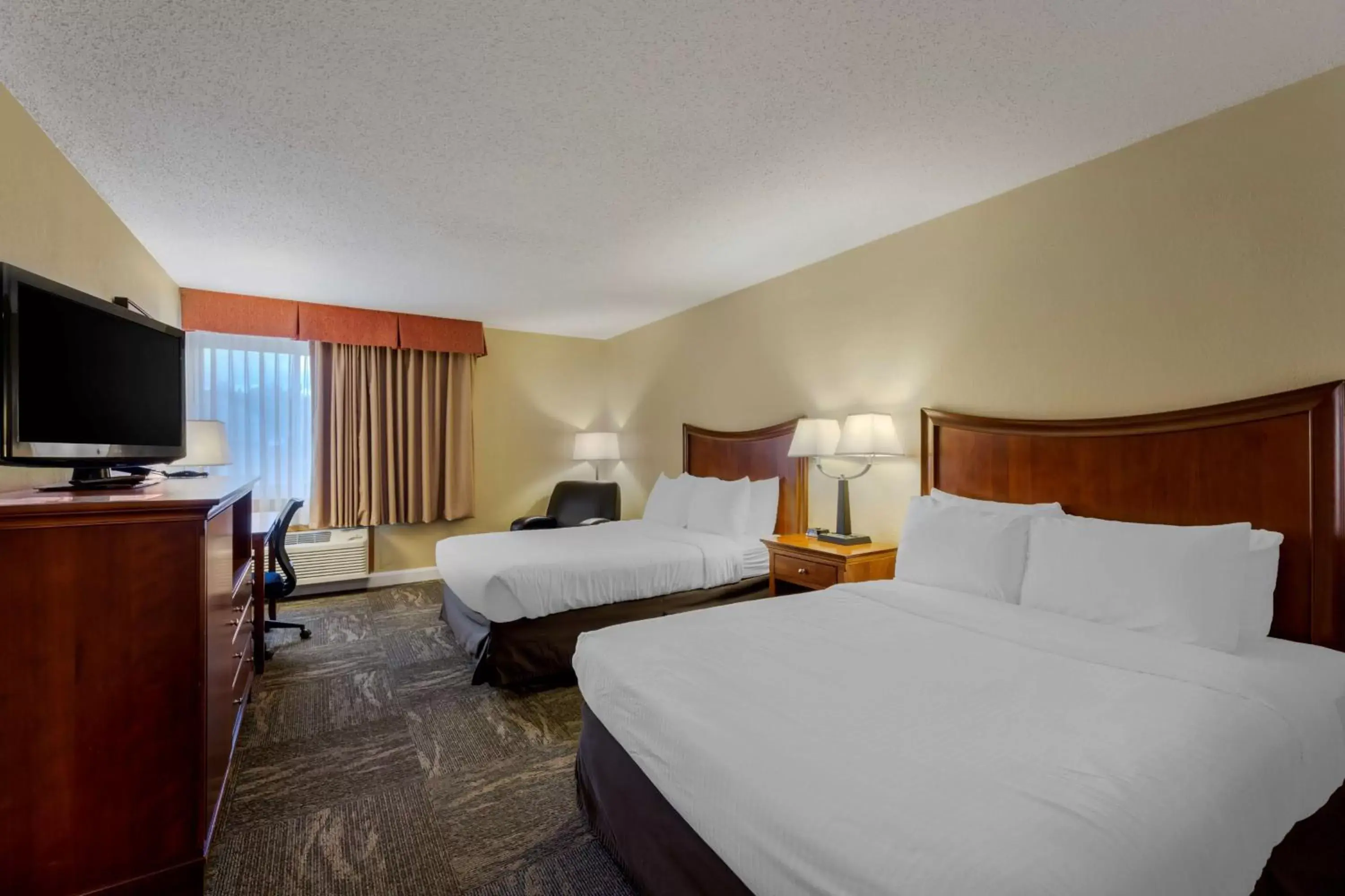Double Room with Two Double Beds and Mobility Accessible Roll-In Shower in Best Western Plus Wooster Hotel & Conference Center Double Room with Two Double Beds and Mobility Accessible Roll-In Shower in Best Western Plus Wooster Hotel & Conference Center