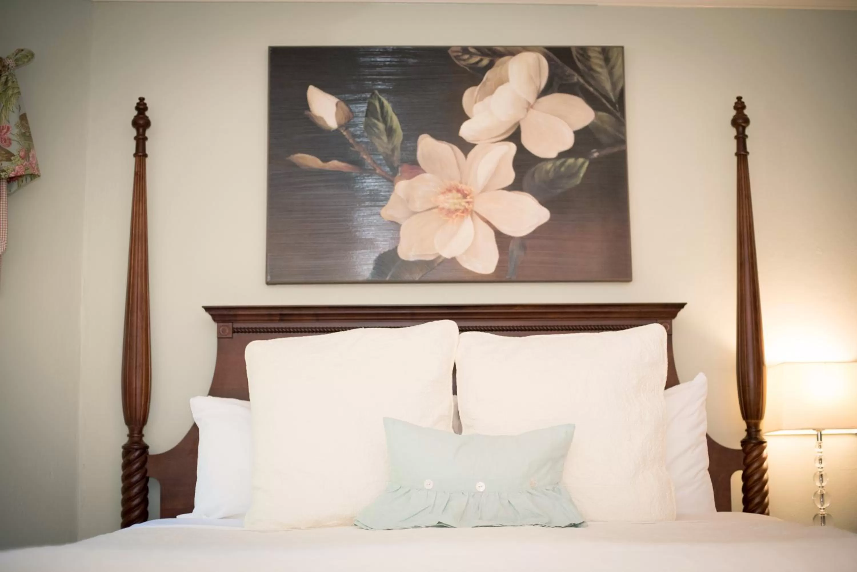 Bed in Pinecrest Bed & Breakfast