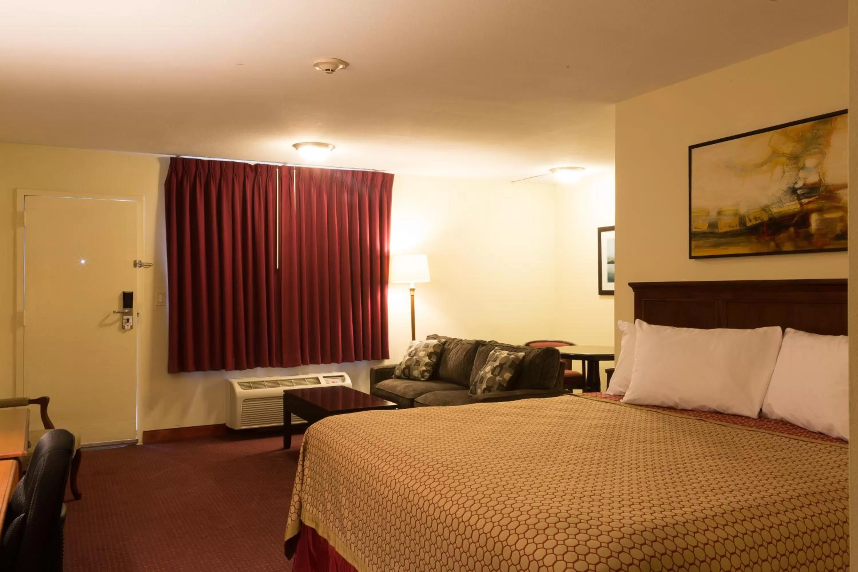 Photo of the whole room, Bed in Marina Inn & Suites Chalmette-New Orleans