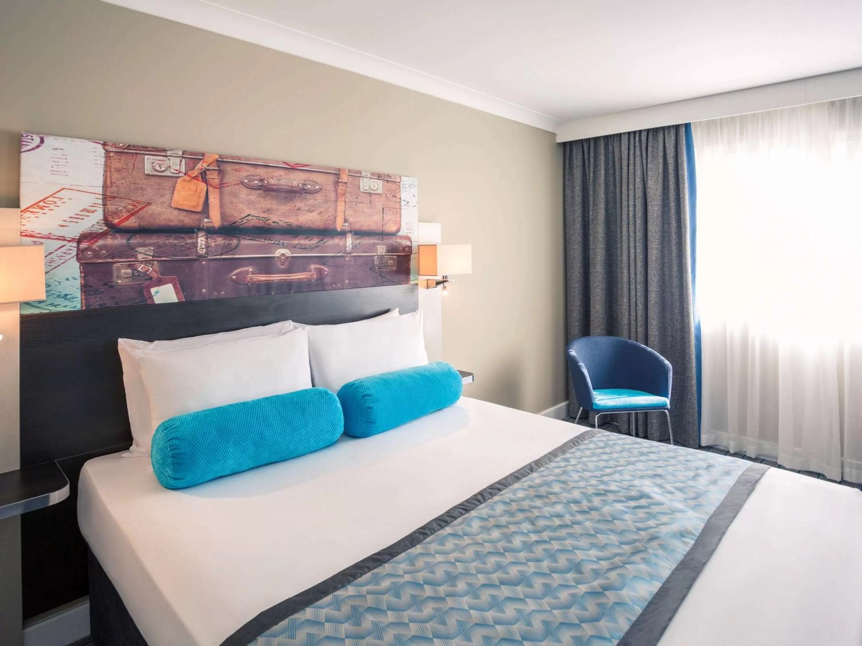 Photo of the whole room in Mercure London Heathrow Airport