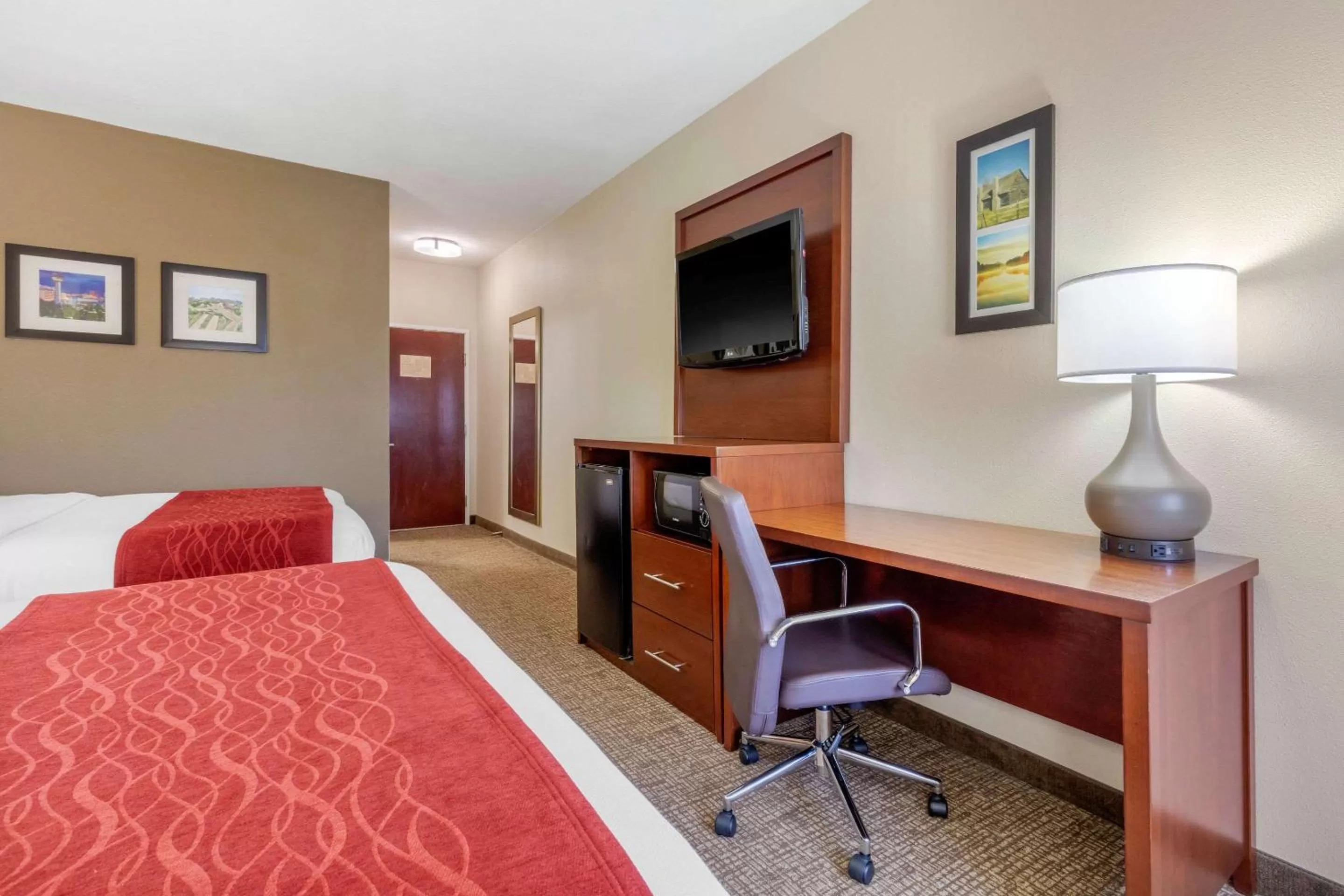 Photo of the whole room, Bed in Comfort Inn Lenoir City-Knoxville