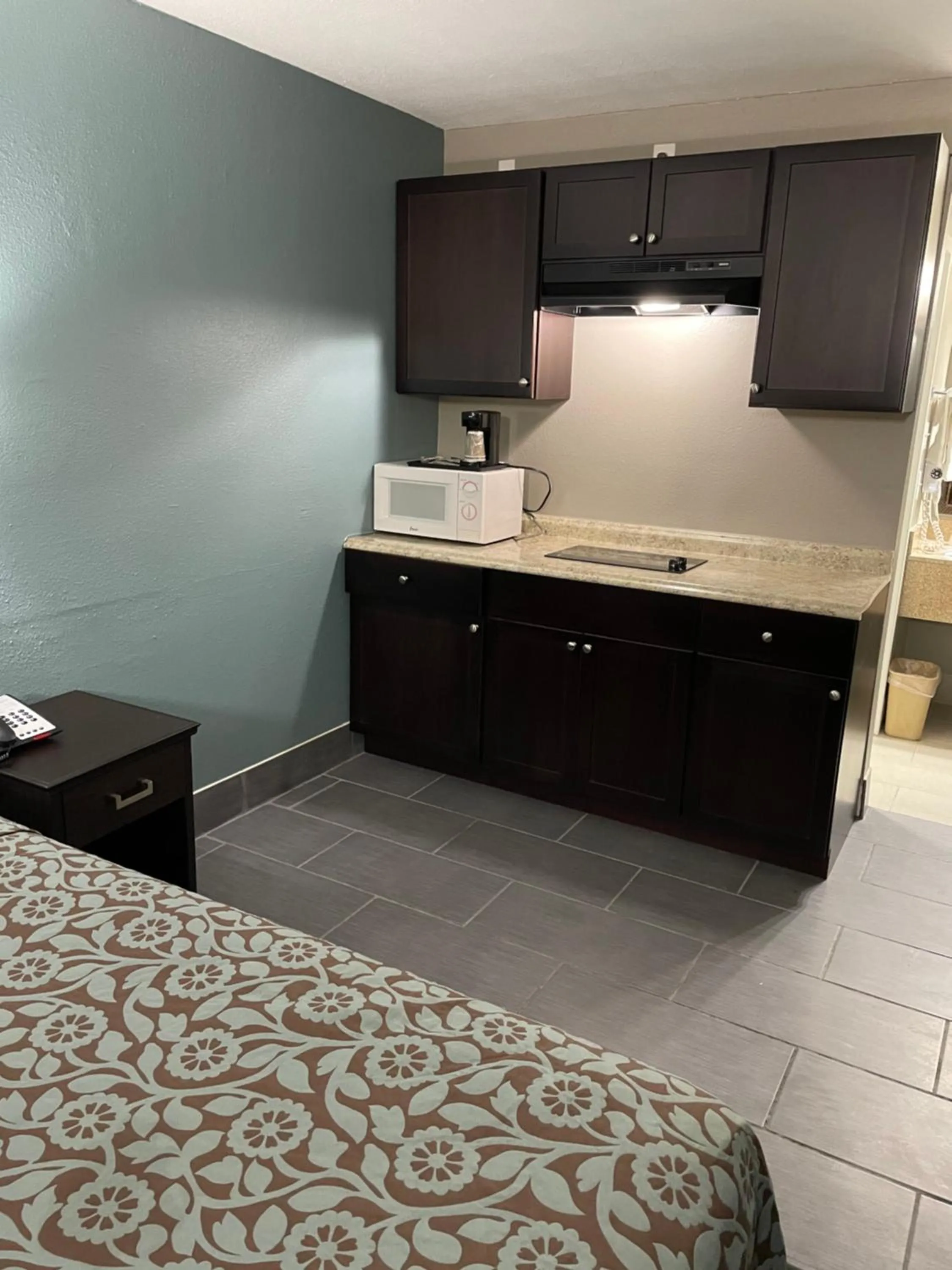 Kitchen/Kitchenette in Days Inn & Suites by Wyndham Collierville Germantown Area