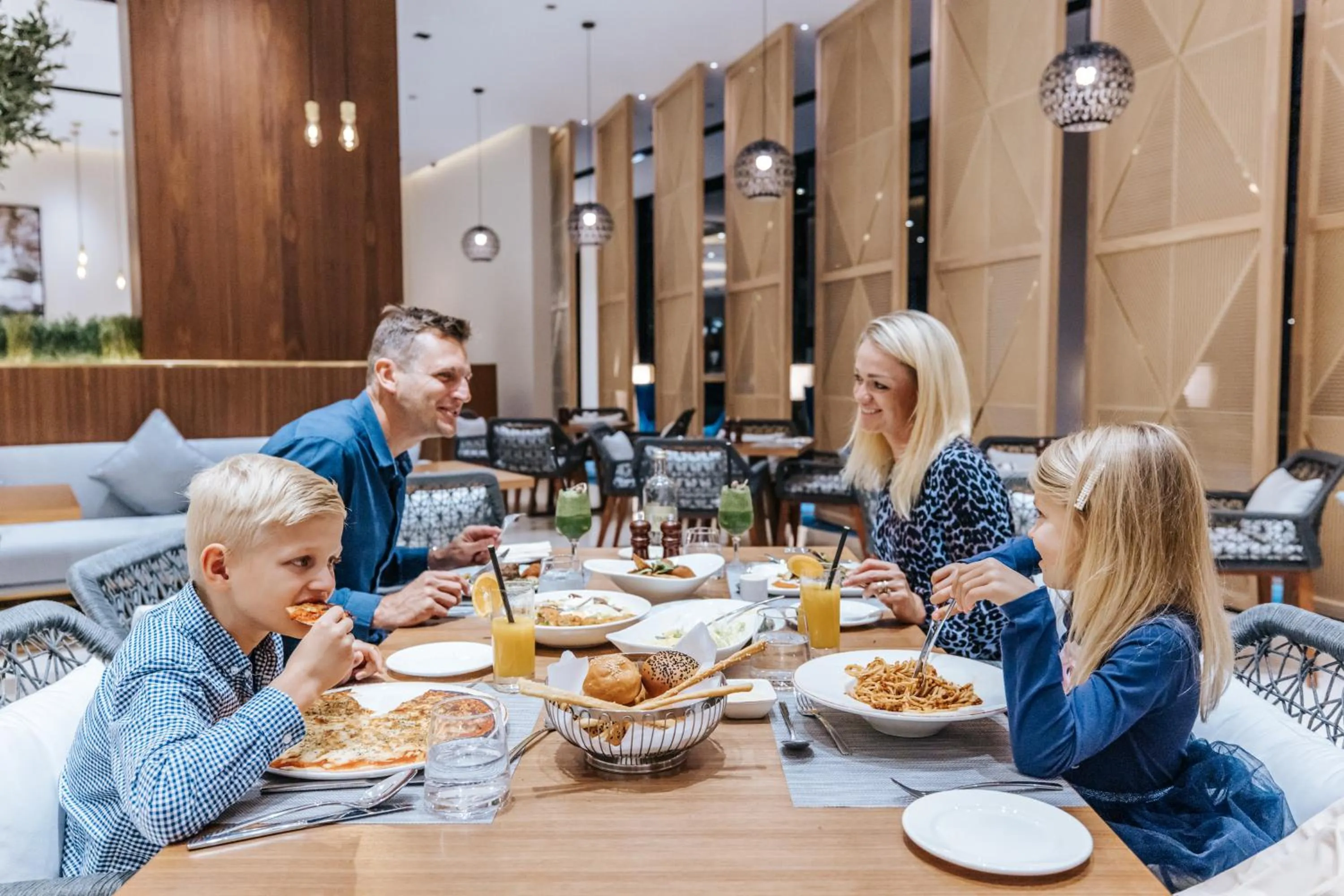 Restaurant/places to eat in Maani Muscat Hotel & Apartments