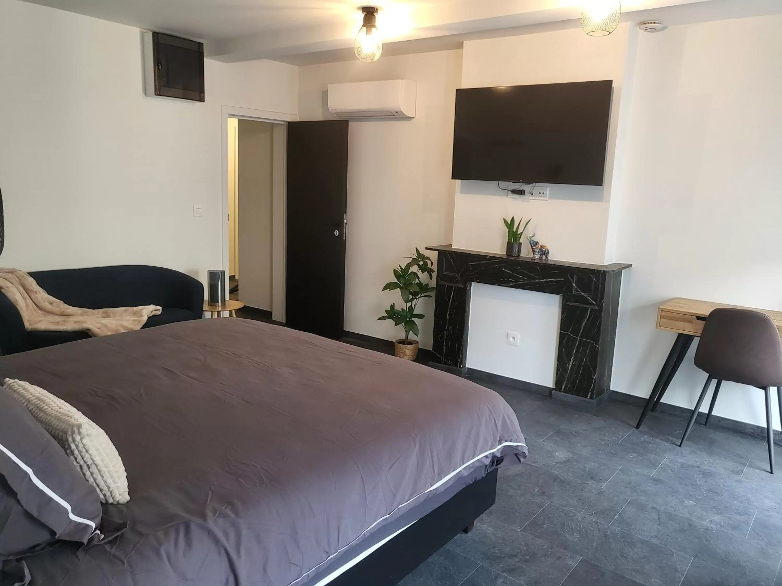 Bedroom, Bed in Loogiez