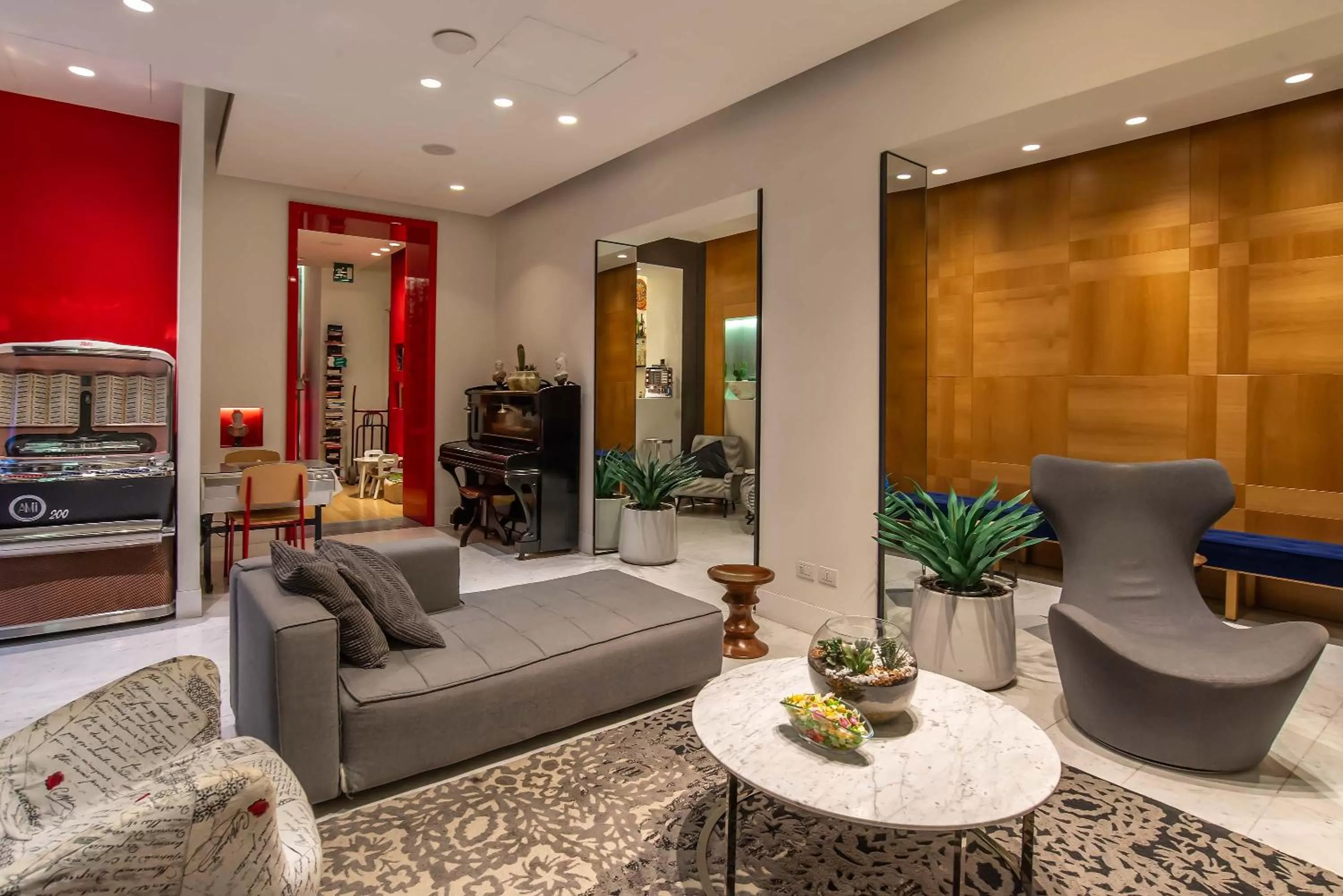 Communal lounge/ TV room in Hotel White