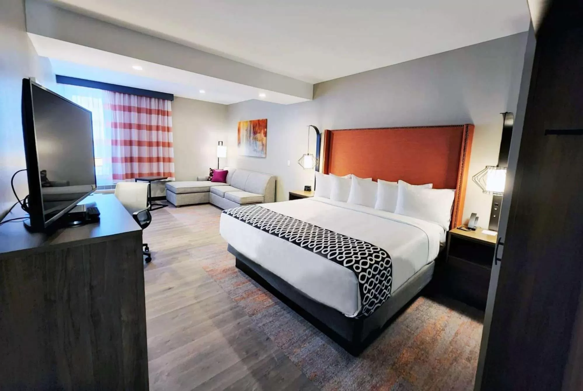 King Room with Roll-In Shower - Mobility Access/Non-Smoking in La Quinta Inn & Suites by Wyndham Pflugerville