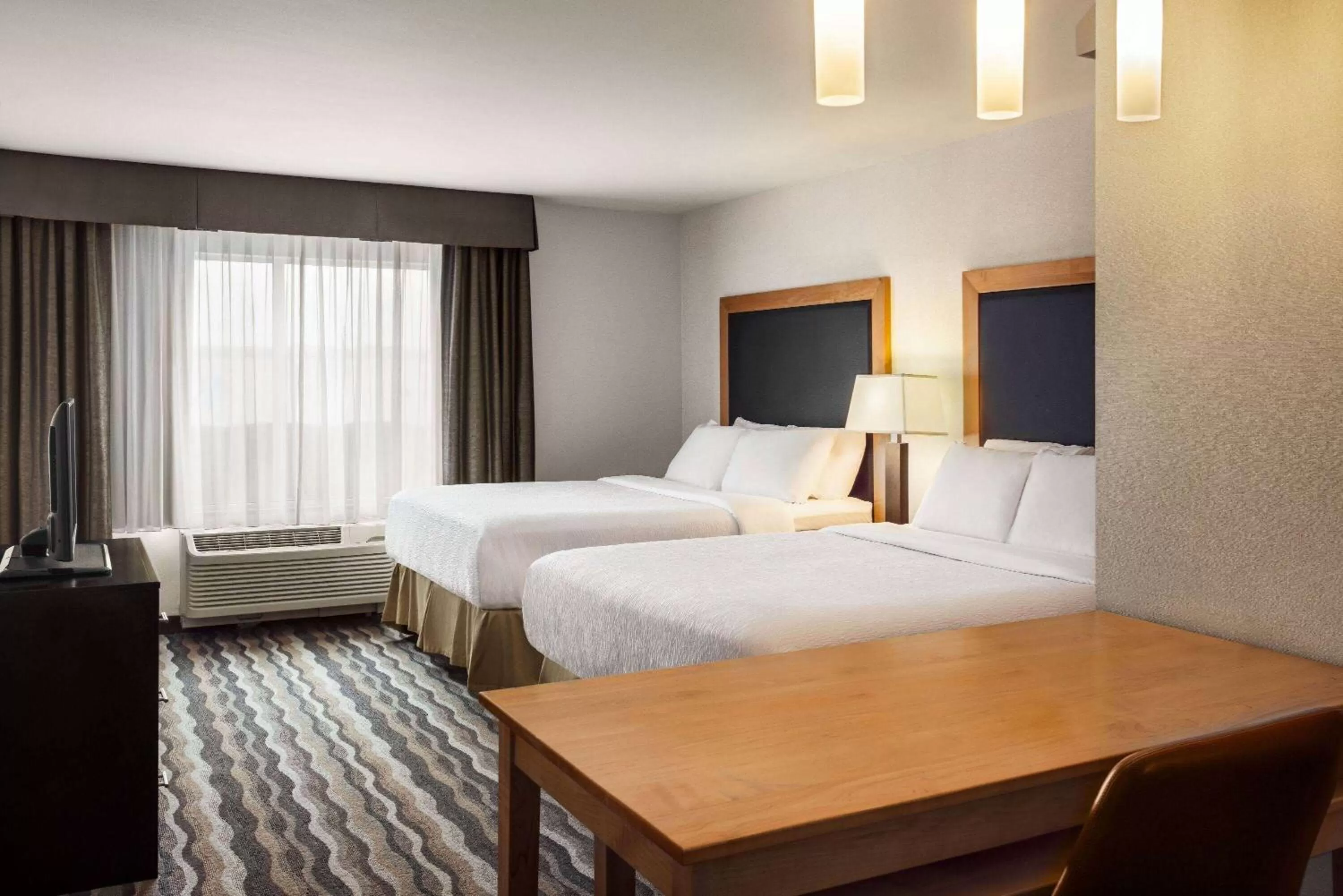 Photo of the whole room, Bed in Wyndham Avon