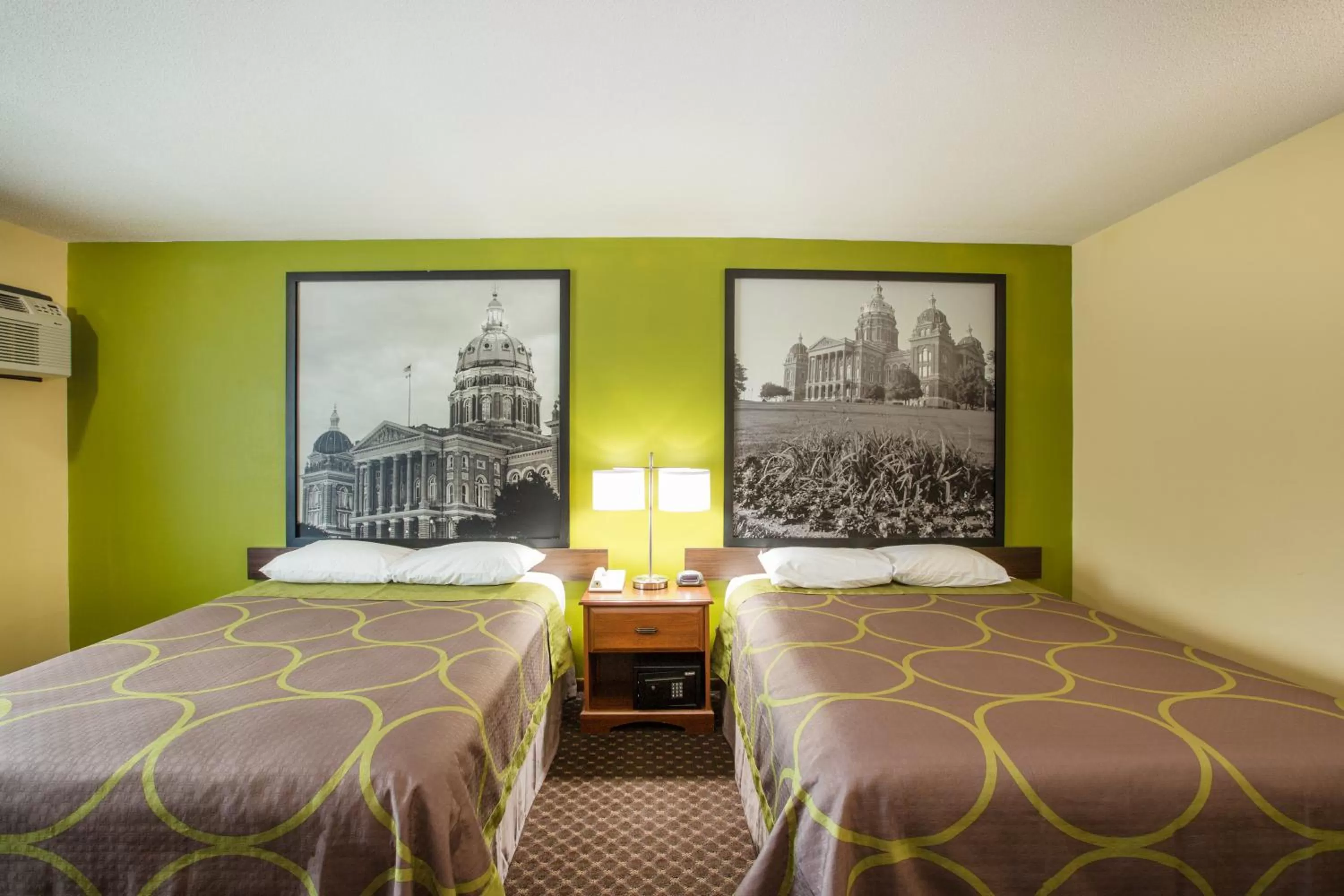 Guests, Bed in Super 8 by Wyndham Williams