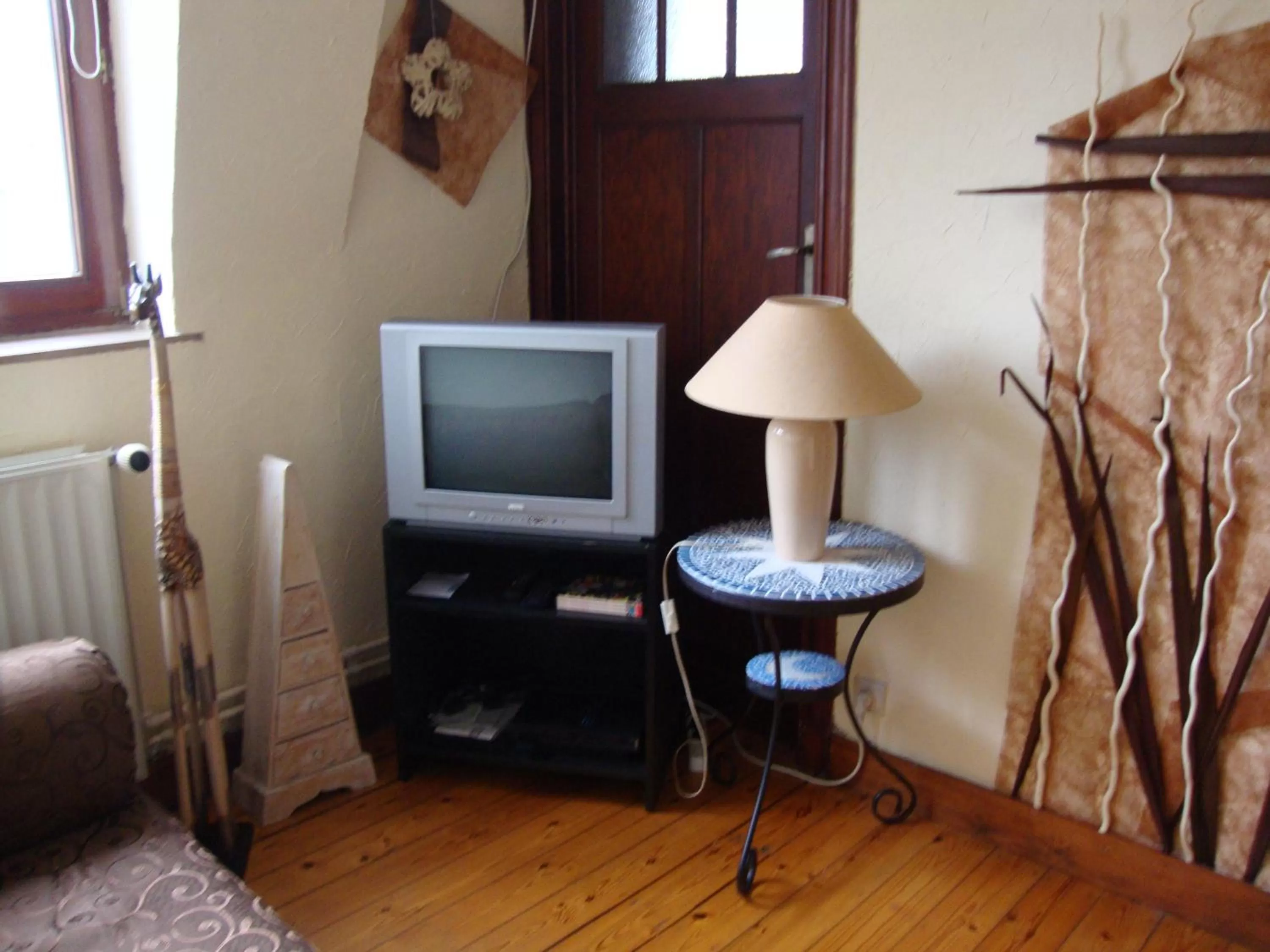 Communal lounge/ TV room, TV/Entertainment Center in B&B Marianne