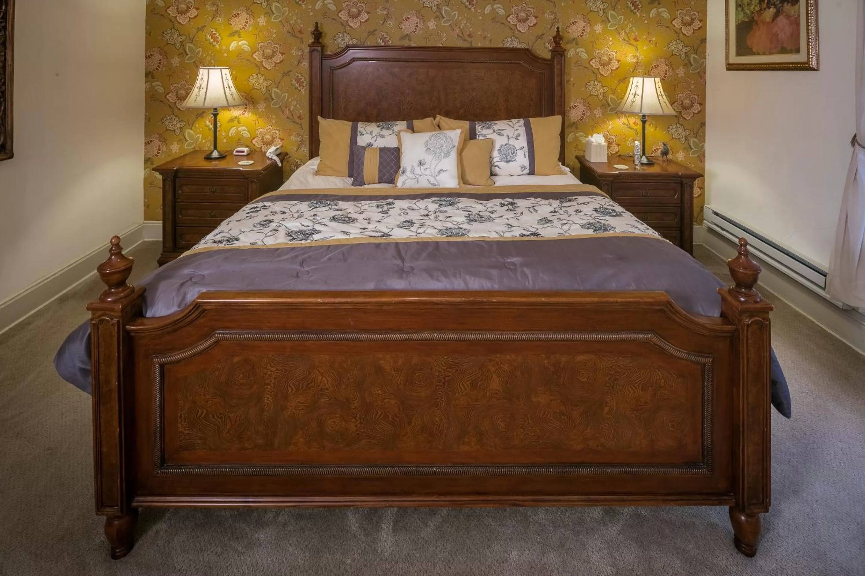 Bed in Taylor House Inn