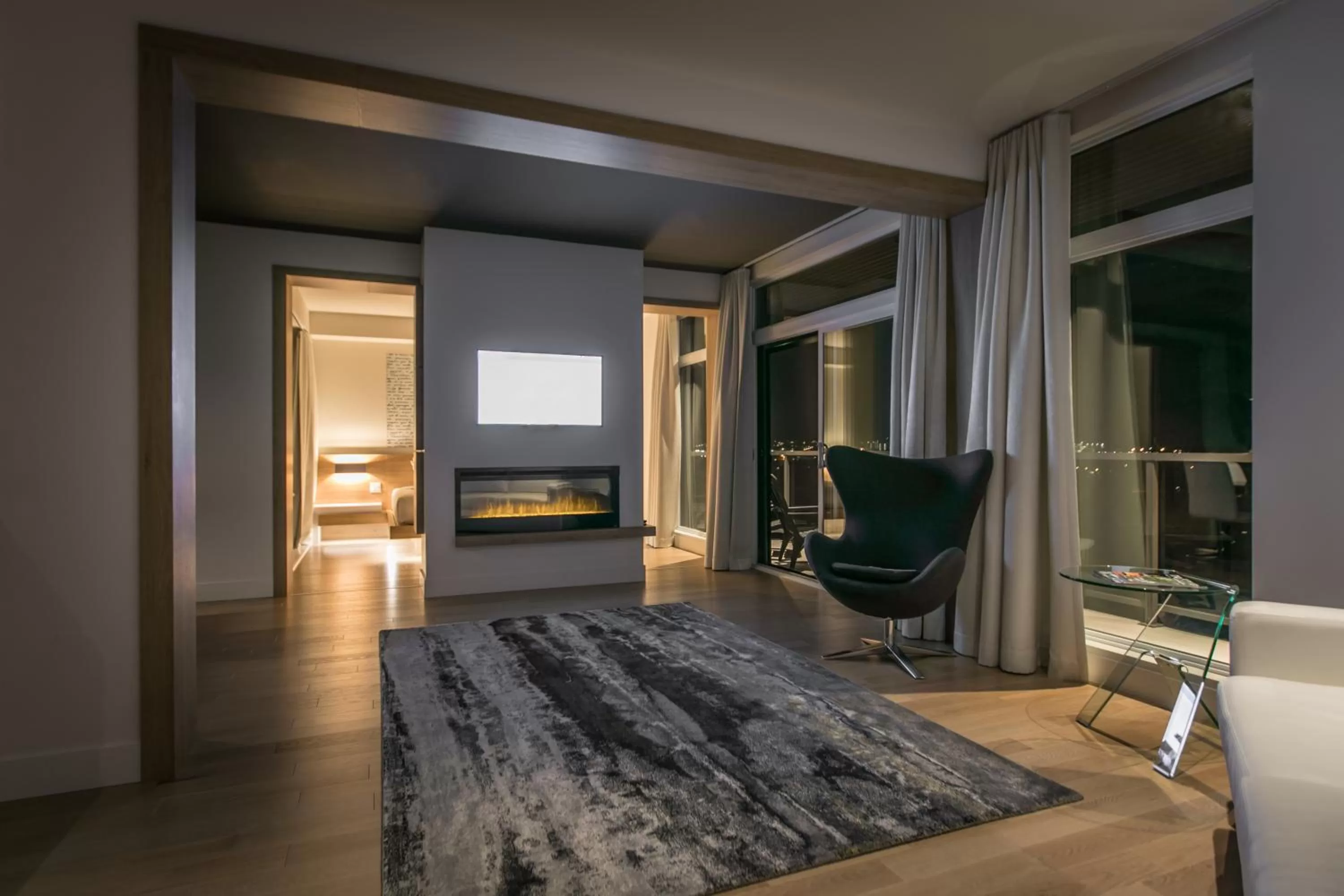 Balcony/Terrace, Bed in Hôtel du Domaine, centre de villégiature et de congrès