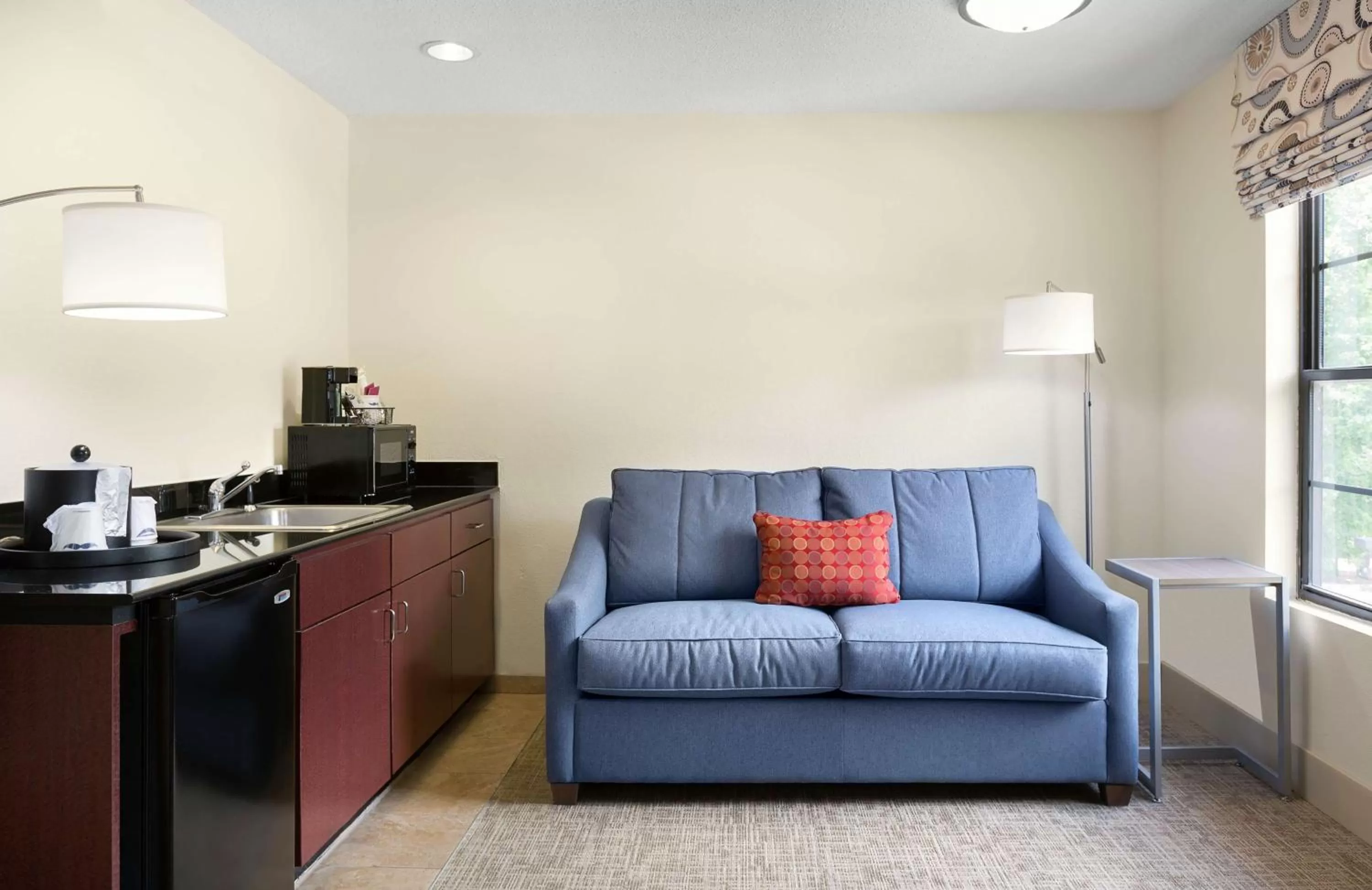 Living room in Hampton Inn Helen