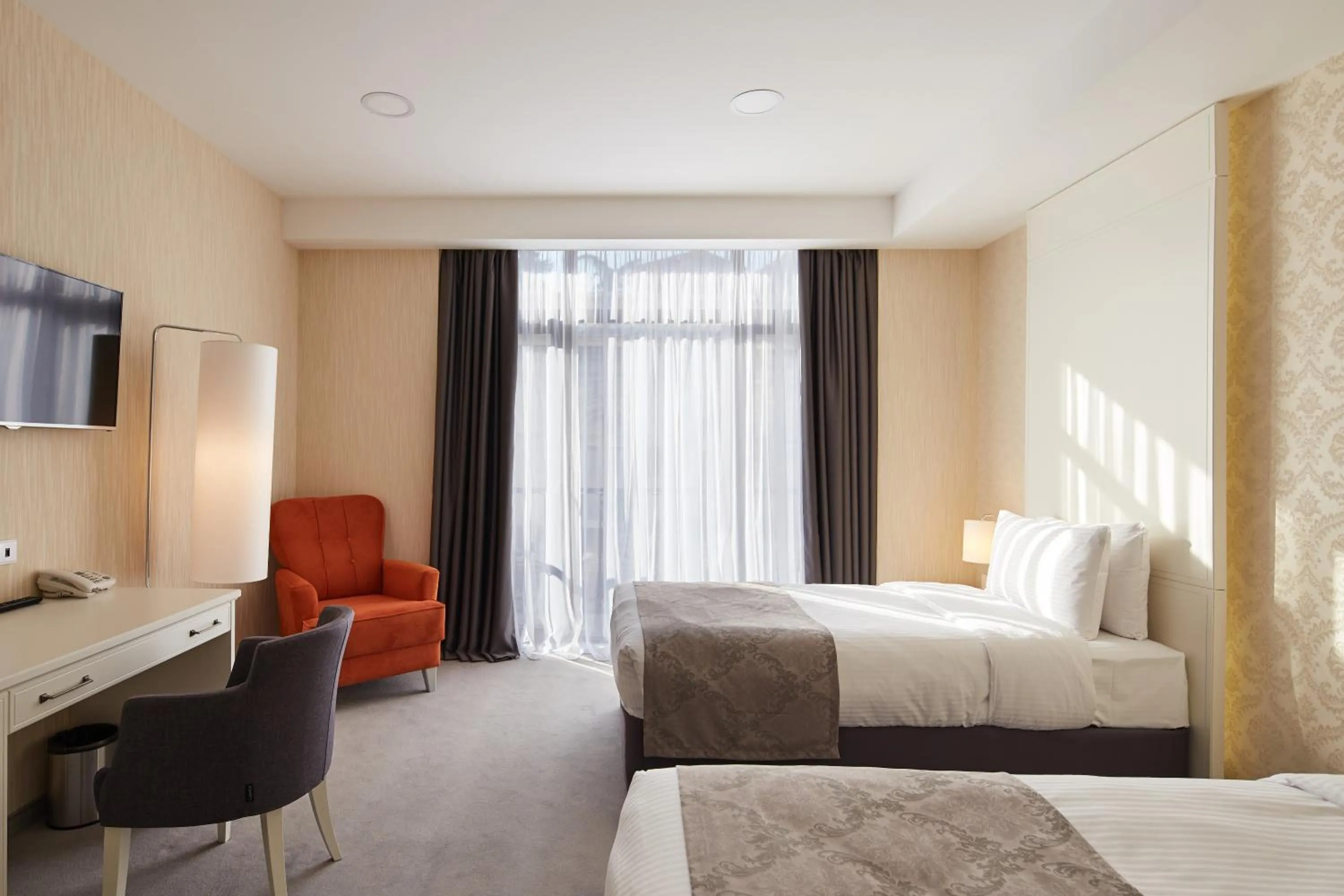 Bedroom, Bed in Gallery Palace Hotel