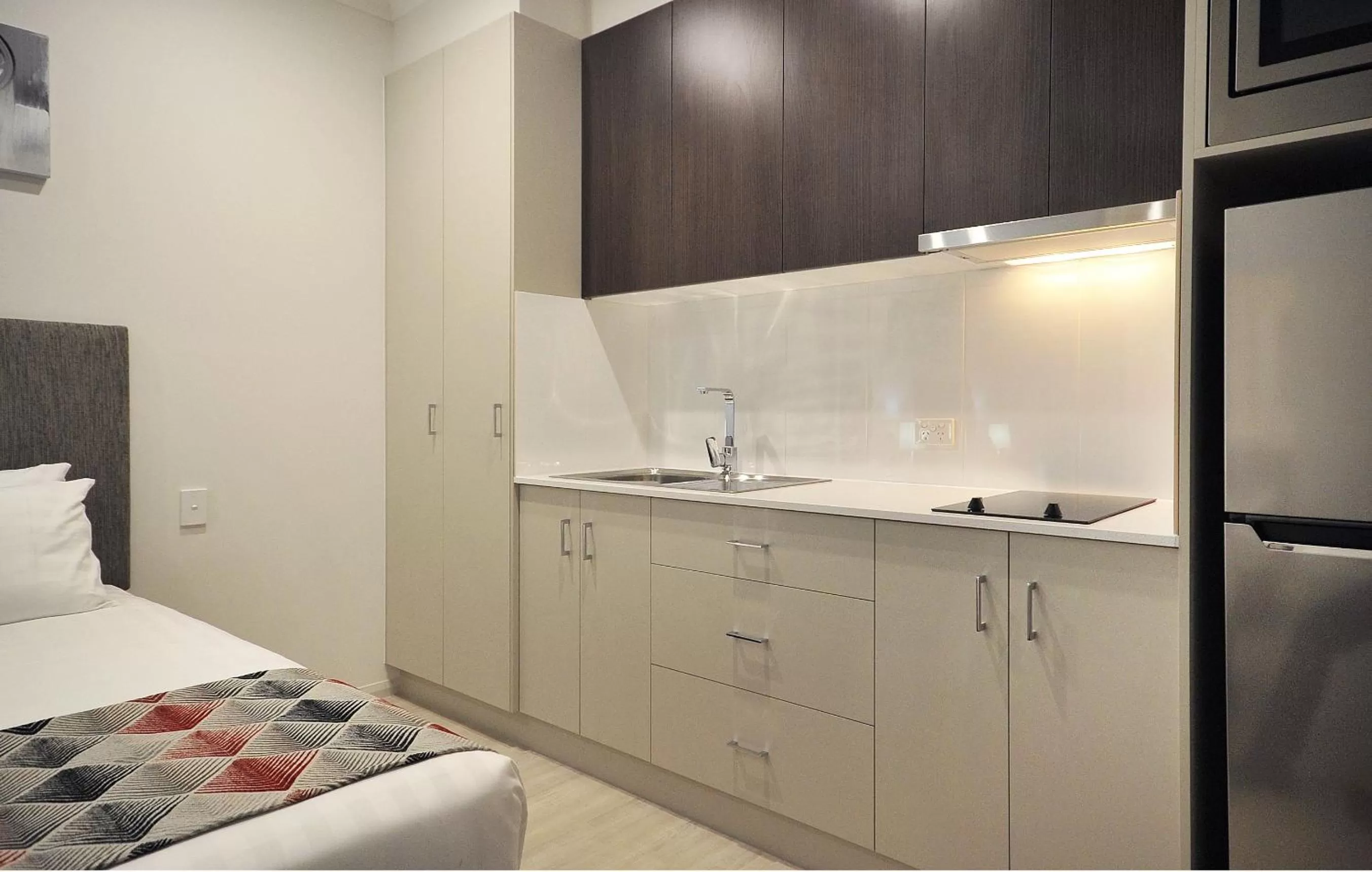 Kitchen or kitchenette, Bed in Northpoint Motel Apartments