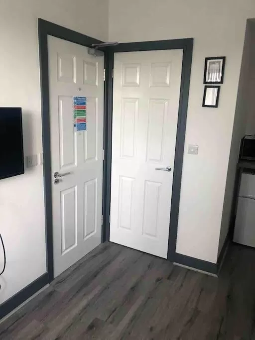 TV and multimedia in Newly refurbished studio, great location 8 studios